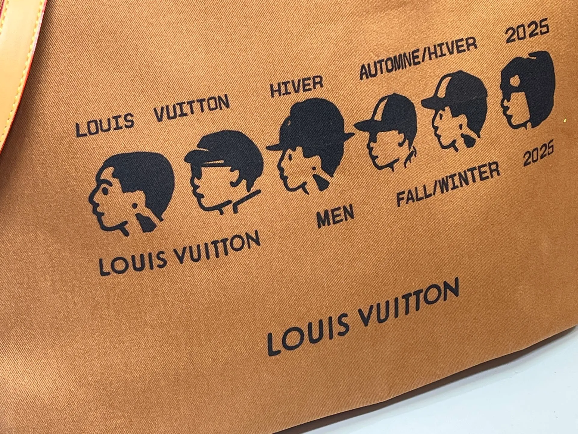 Batch 300💰M24457 M87698 Earthy Yellow This Shopper medium handbag draws inspiration from Louis Vuitton shopping bags, with the words Louis Vuitton and Maison Fondée En 1854 written on soft cow leather, with a top handle and a detachable shoulder strap. Size: 40x32x16cm