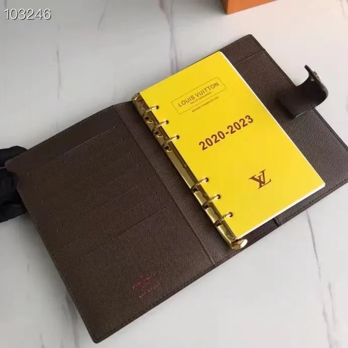 💰 150 hot sale, model number M20004❤️This small notepad cover is made of Monogram canvas. It can hold three credit cards and can also be used as an address book, notebook or calendar. 14 cm