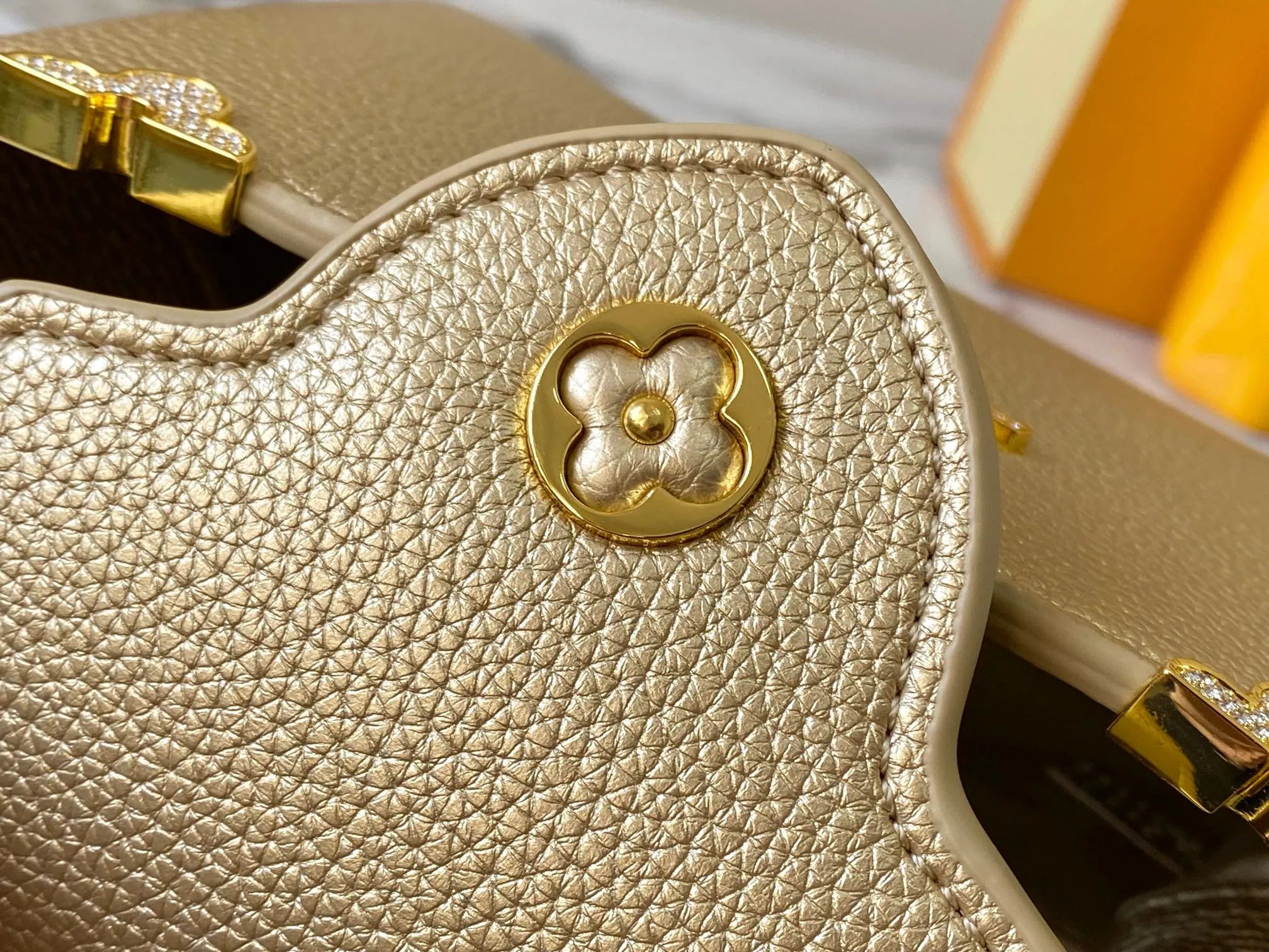 Top original P440 Guangzhou product M24583 gold-plated diamond corolla 🔺This Capucines Flower Crown handbag is made of full-grain Taurillon leather embellished with Monogram flowers. Each flower is shaped by exquisite crystal diamonds. The LV logo and flowers echo each other, giving this feminine handbag a jewel-like luster. Use the detachable shoulder strap skillfully to switch between shoulder and cross-body styles♠️Size: 21 * 14 * 8 cm🥂