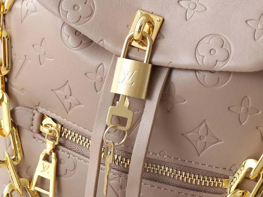 💰280💰Upgraded from the original M13357 M13358 M13387 M13389 Coussin Backpack small handbag joins the Coussin series in a backpack configuration. It is made of soft Monogram embossed leather and integrated with the iconic LV padlock, combining modern style and functional considerations. The detachable Coussin chain releases the metal edge, and the zippered front pocket makes it easy to access various small items. Dimensions: 21.0 x 26.0 x 10.0 cm (length x height x width)