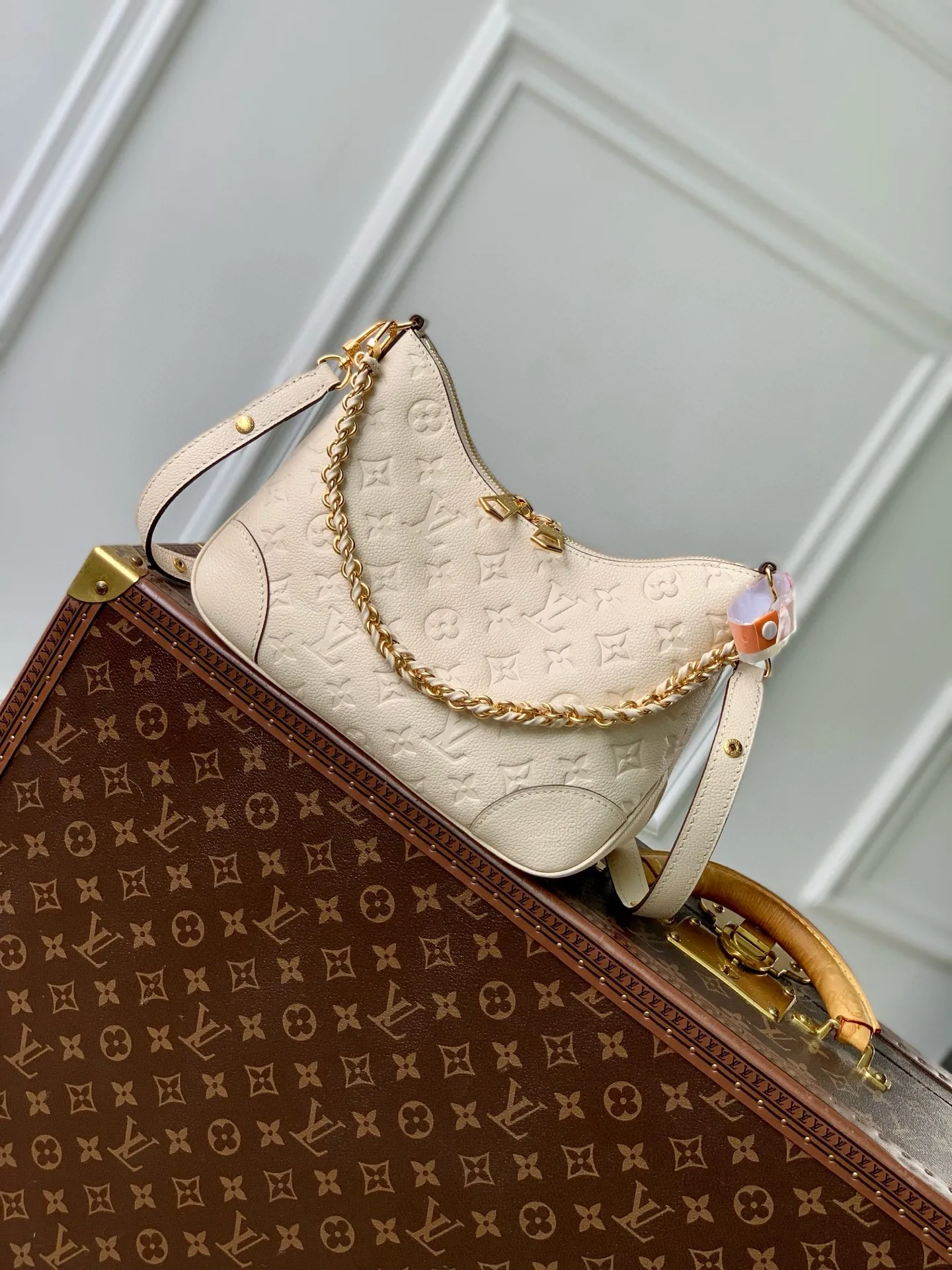 💰940 (top-grain leather) Top-quality original M12930 white. This Boulogne handbag uses Monogram Empreinte leather to reinterpret the classic design and show your individual style in a variety of carrying methods. An interior slip pocket can easily store your smartphone, and the braided chain is accented with dazzling hardware. 16 x 9.5 x 29 cm (height x width x length)