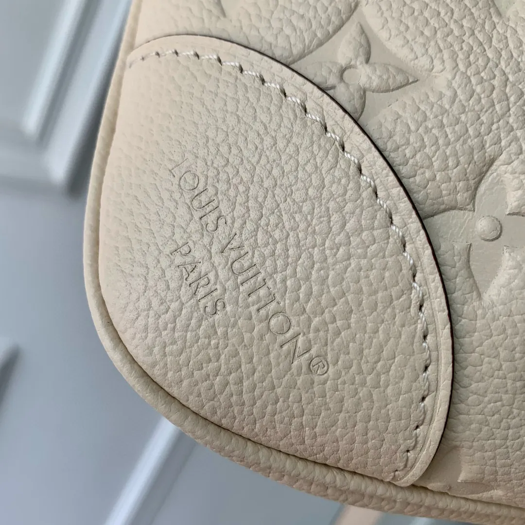 💰940 (top-grain leather) Top-quality original M12930 white. This Boulogne handbag uses Monogram Empreinte leather to reinterpret the classic design and show your individual style in a variety of carrying methods. An interior slip pocket can easily store your smartphone, and the braided chain is accented with dazzling hardware. 16 x 9.5 x 29 cm (height x width x length)