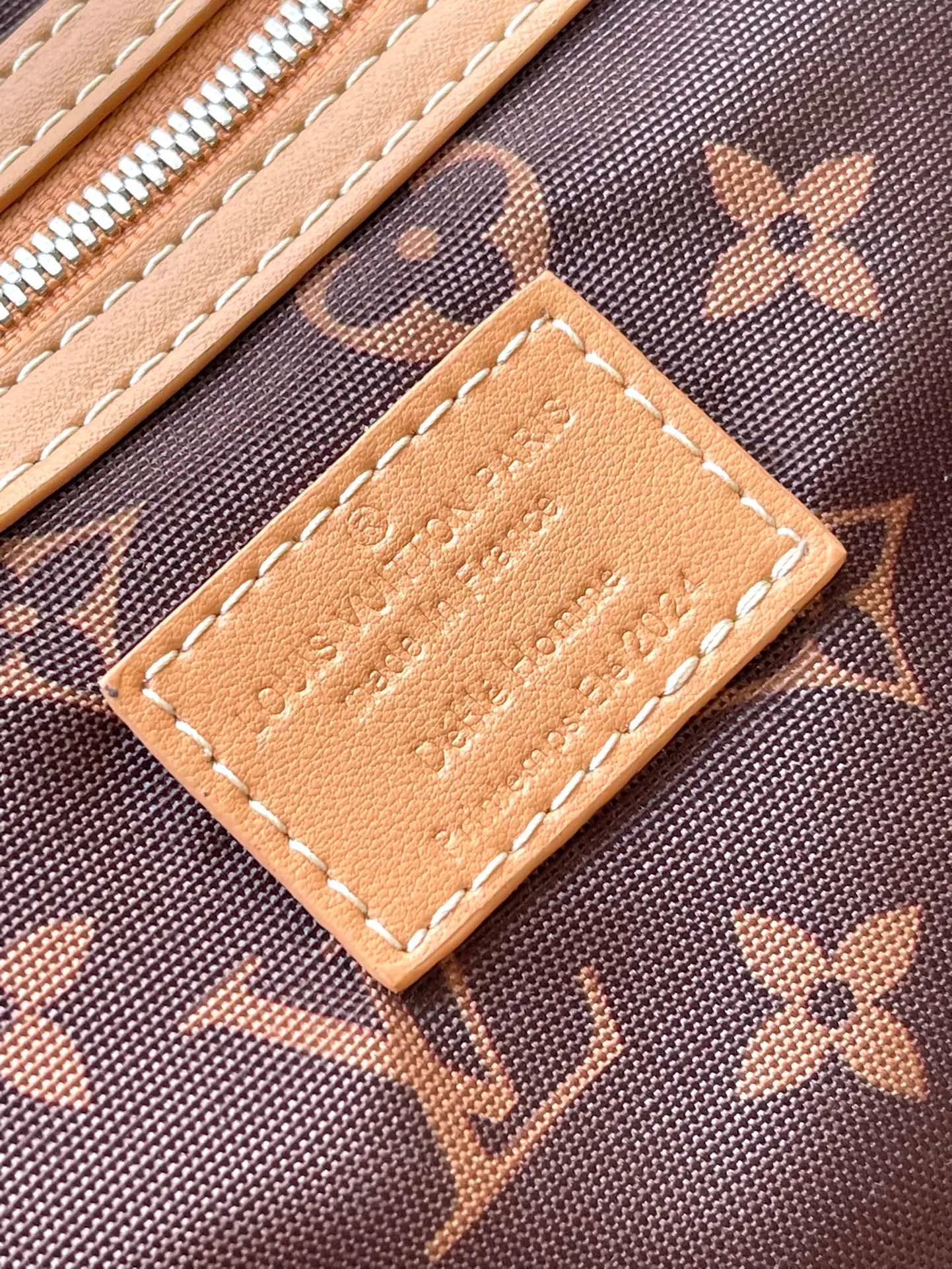 💰1480 (first-grain leather) Top original order M11767 KEEPALL 50 travel bag (with shoulder strap) This KEEPALL travel bag, designed in collaboration with Japanese designer Hiroshi Fujiwara, combines the traditional elements of the brand - Monogram pattern - with a modern feel. The travel bag has rhombus edging, pocket stitching and two-color hardware Rainbow decoration - both fashionable and dynamic style. Carry-on luggage size, ample capacity, perfect for travel. The perfect companion for three days. size 50/29/22cm
