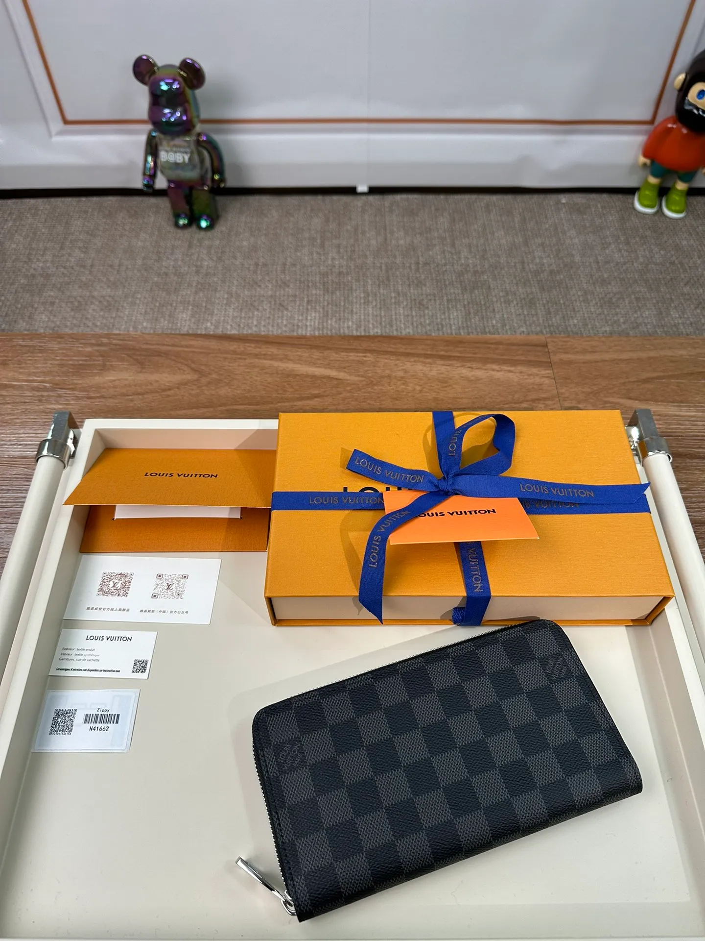 P840 N41662 [Special Authentic] Classic Wallet Newly Upgraded! This Zippy wallet is made of canvas, with a new colorful lining design and four credit card slots, making it convenient and practical. 19.5 x 10.0 x 2.0 cm