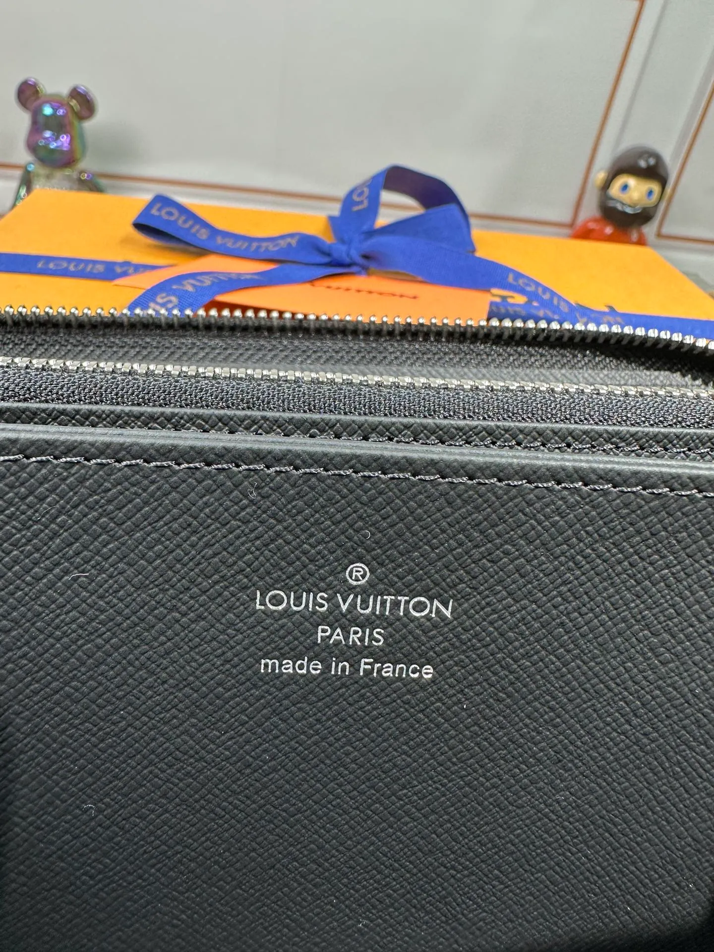 P840 N41662 [Special Authentic] Classic Wallet Newly Upgraded! This Zippy wallet is made of canvas, with a new colorful lining design and four credit card slots, making it convenient and practical. 19.5 x 10.0 x 2.0 cm