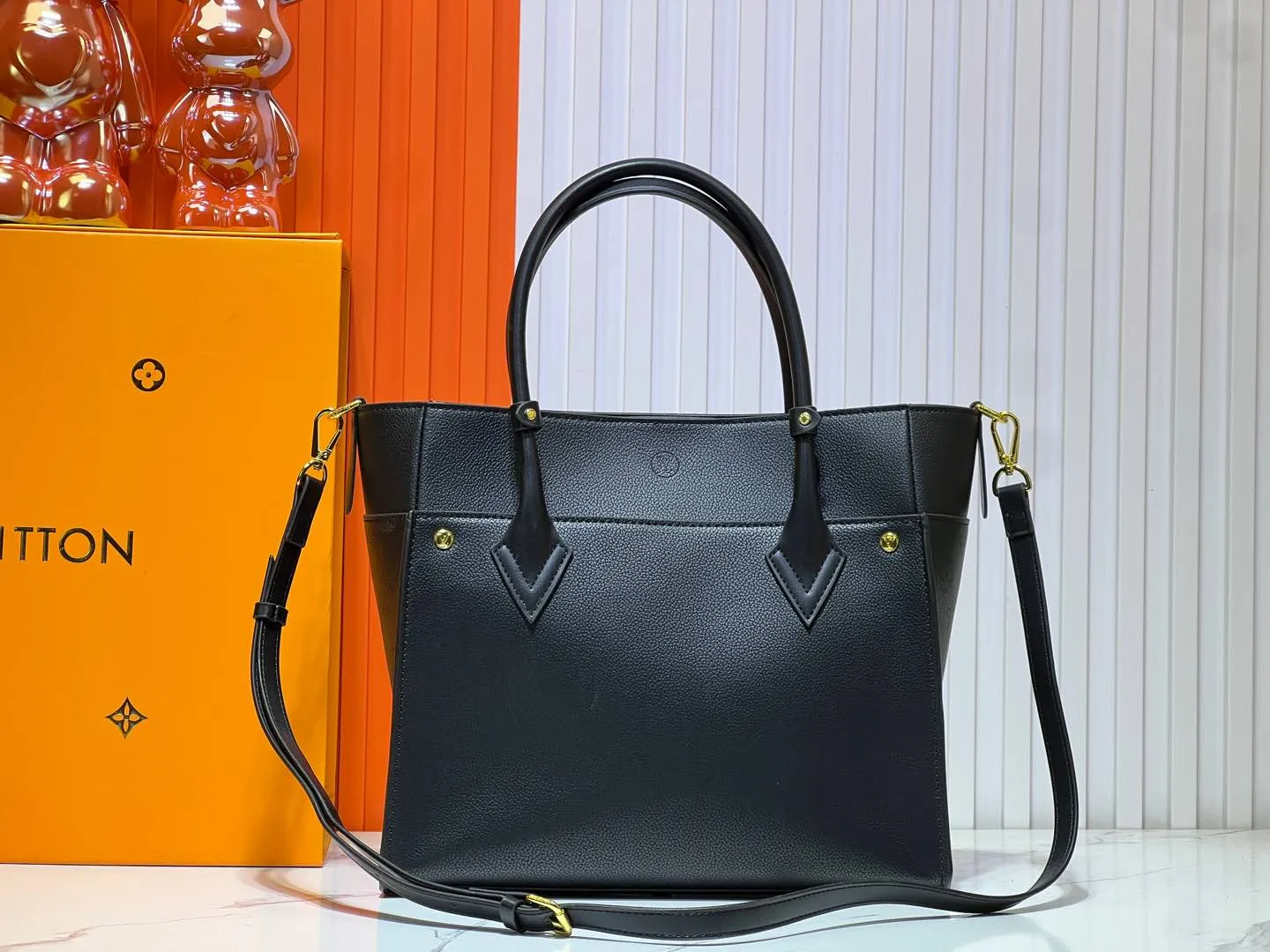 Batch 340💰Upgraded original version [M53826 black embroidery M53825 apricot embroidery M53824 MM53823 presbyopia with black]🔥On My Side handbag shows the elegant fusion of calfskin and classic Monogram canvas. Contrasting canvas shapes the large outer pocket, creating a trompe l'oeil effect as if two handbags merge into one. Plenty of space can easily accommodate office needs, and the adjustable shoulder strap allows for a cross-body style. Dimensions: 30.5 x 24.5 x 14 cm (Length x Height x Width) - Calfskin and Monogram coated canvas - Cowhide leather trim - Microfiber lining - 2 top handles for hand or elbow carry - Adjustable shoulder strap for shoulder or cross-body wear - Lock closure - 2 outer pockets with magnetic closure - Zip pocket - 1 patch pocket