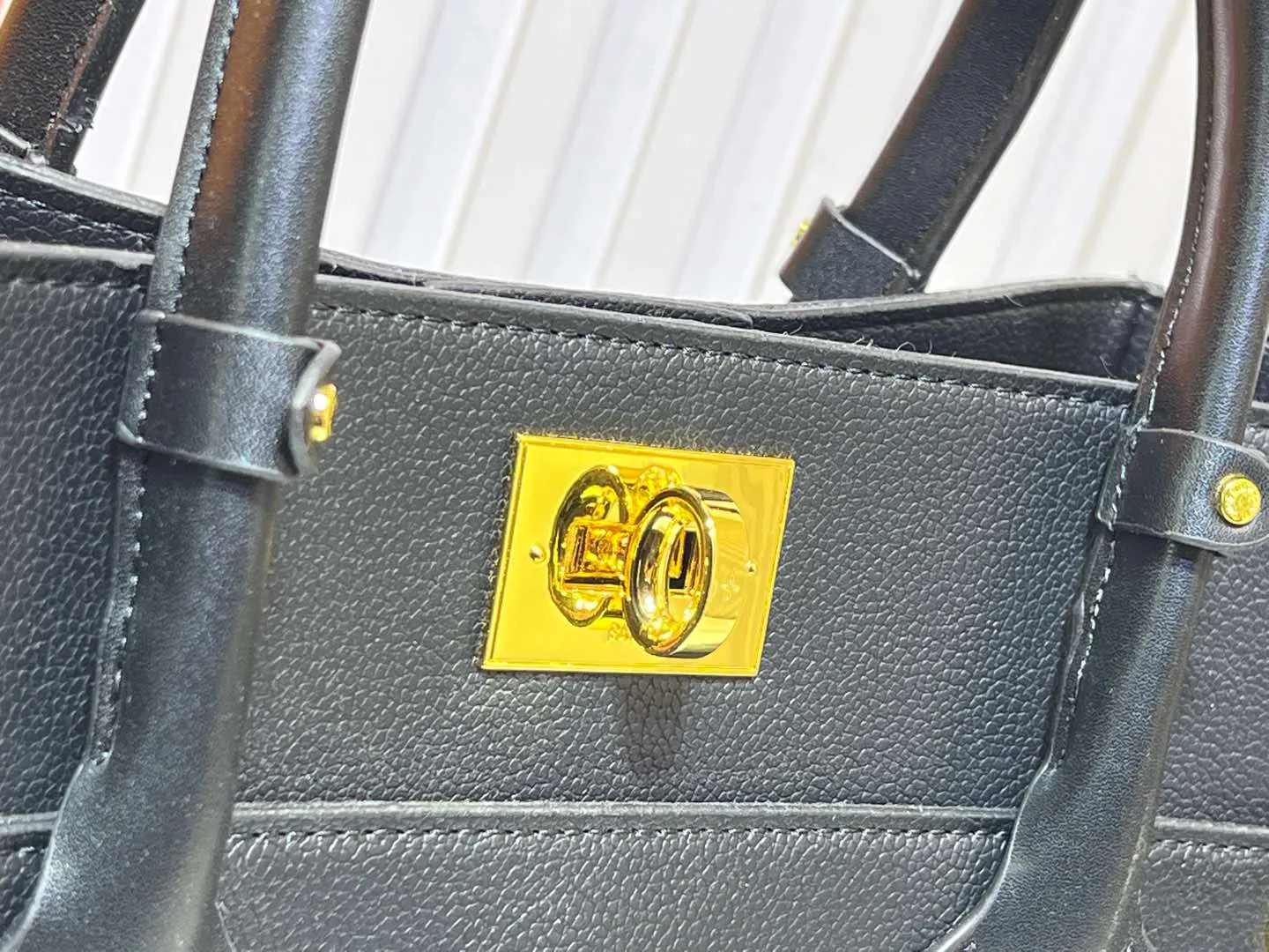 Batch 340💰Upgraded original version [M53826 black embroidery M53825 apricot embroidery M53824 MM53823 presbyopia with black]🔥On My Side handbag shows the elegant fusion of calfskin and classic Monogram canvas. Contrasting canvas shapes the large outer pocket, creating a trompe l'oeil effect as if two handbags merge into one. Plenty of space can easily accommodate office needs, and the adjustable shoulder strap allows for a cross-body style. Dimensions: 30.5 x 24.5 x 14 cm (Length x Height x Width) - Calfskin and Monogram coated canvas - Cowhide leather trim - Microfiber lining - 2 top handles for hand or elbow carry - Adjustable shoulder strap for shoulder or cross-body wear - Lock closure - 2 outer pockets with magnetic closure - Zip pocket - 1 patch pocket