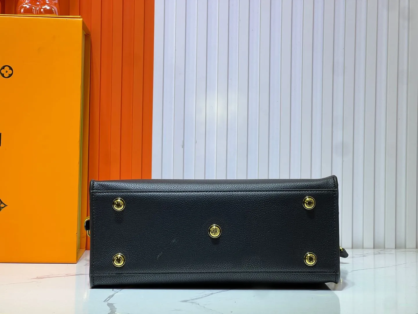 Batch 340💰Upgraded original version [M53826 black embroidery M53825 apricot embroidery M53824 MM53823 presbyopia with black]🔥On My Side handbag shows the elegant fusion of calfskin and classic Monogram canvas. Contrasting canvas shapes the large outer pocket, creating a trompe l'oeil effect as if two handbags merge into one. Plenty of space can easily accommodate office needs, and the adjustable shoulder strap allows for a cross-body style. Dimensions: 30.5 x 24.5 x 14 cm (Length x Height x Width) - Calfskin and Monogram coated canvas - Cowhide leather trim - Microfiber lining - 2 top handles for hand or elbow carry - Adjustable shoulder strap for shoulder or cross-body wear - Lock closure - 2 outer pockets with magnetic closure - Zip pocket - 1 patch pocket
