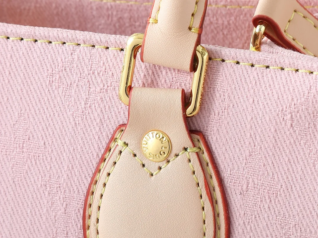 💰260💰Upgraded original M14633 M46373 blue denim denim square bag This OnTheGo small handbag is made of cotton denim woven with Monogram pattern. It is bleached and sand washed to present a retro style. Detachable and Adjustable Shoulder Strap for a Subtle Fit The detachable shoulder strap makes it easy to carry small items like an iPad Mini with you. Detailed features 25x 19 x 11.5 cm.