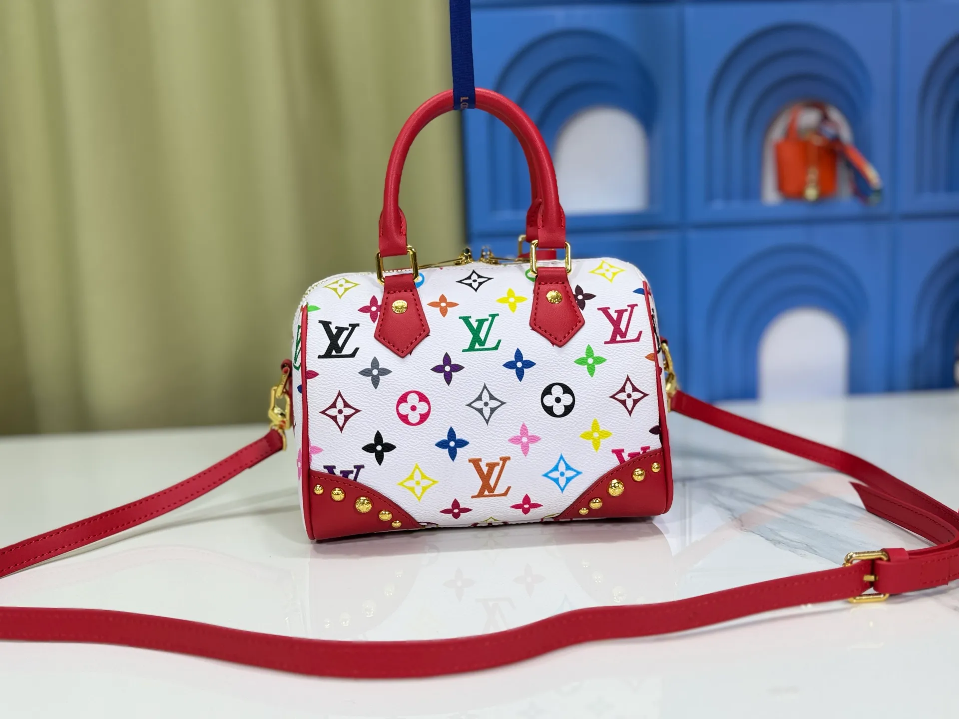 P280 upgraded original M58953 M46234 M46222 Speedy Bandoulière 20 handbag is made of soft coated canvas, and the full-length Monogram pattern is traced in colorful rainbow tones, highlighting the smart style of the Louis Vuitton x Murakami reissue series. The Toron handle and detachable shoulder strap are constructed of cow leather, the metal corners recall classic luggage elements, and the bow-shaped key bag and padlock add brand touches. Dimensions: 20.5 x 13.5 x 12.0 cm (length x height x width)