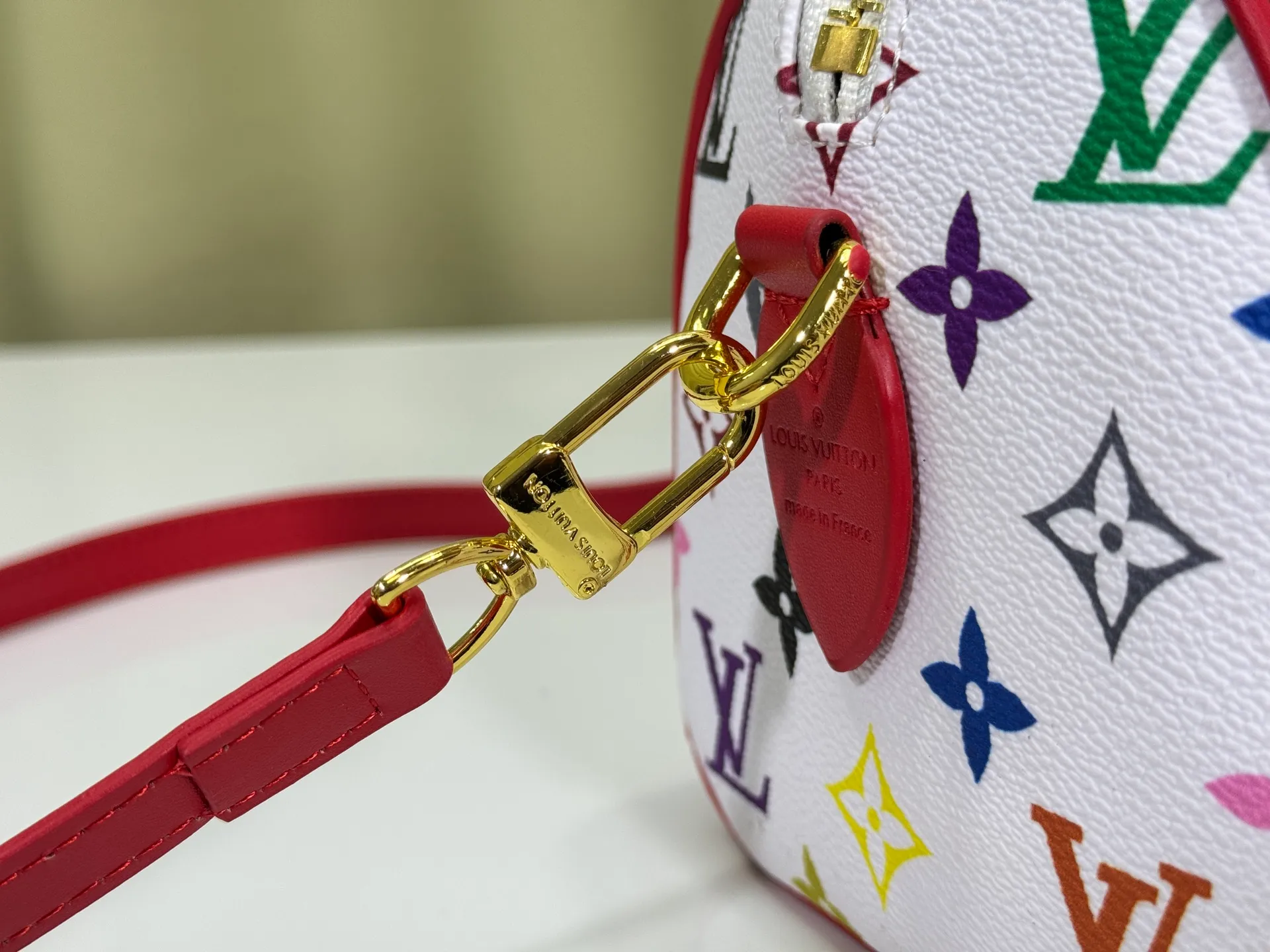 P280 upgraded original M58953 M46234 M46222 Speedy Bandoulière 20 handbag is made of soft coated canvas, and the full-length Monogram pattern is traced in colorful rainbow tones, highlighting the smart style of the Louis Vuitton x Murakami reissue series. The Toron handle and detachable shoulder strap are constructed of cow leather, the metal corners recall classic luggage elements, and the bow-shaped key bag and padlock add brand touches. Dimensions: 20.5 x 13.5 x 12.0 cm (length x height x width)