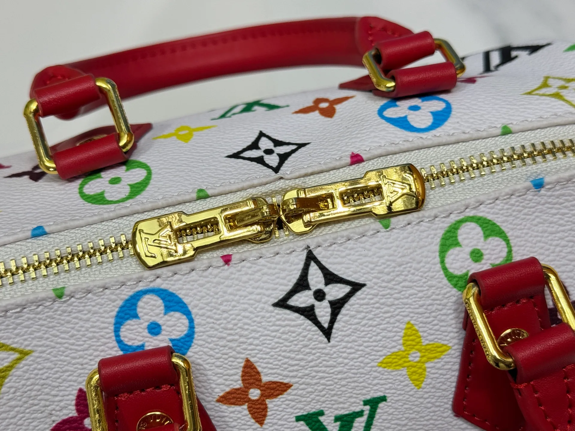 P280 upgraded original M58953 M46234 M46222 Speedy Bandoulière 20 handbag is made of soft coated canvas, and the full-length Monogram pattern is traced in colorful rainbow tones, highlighting the smart style of the Louis Vuitton x Murakami reissue series. The Toron handle and detachable shoulder strap are constructed of cow leather, the metal corners recall classic luggage elements, and the bow-shaped key bag and padlock add brand touches. Dimensions: 20.5 x 13.5 x 12.0 cm (length x height x width)