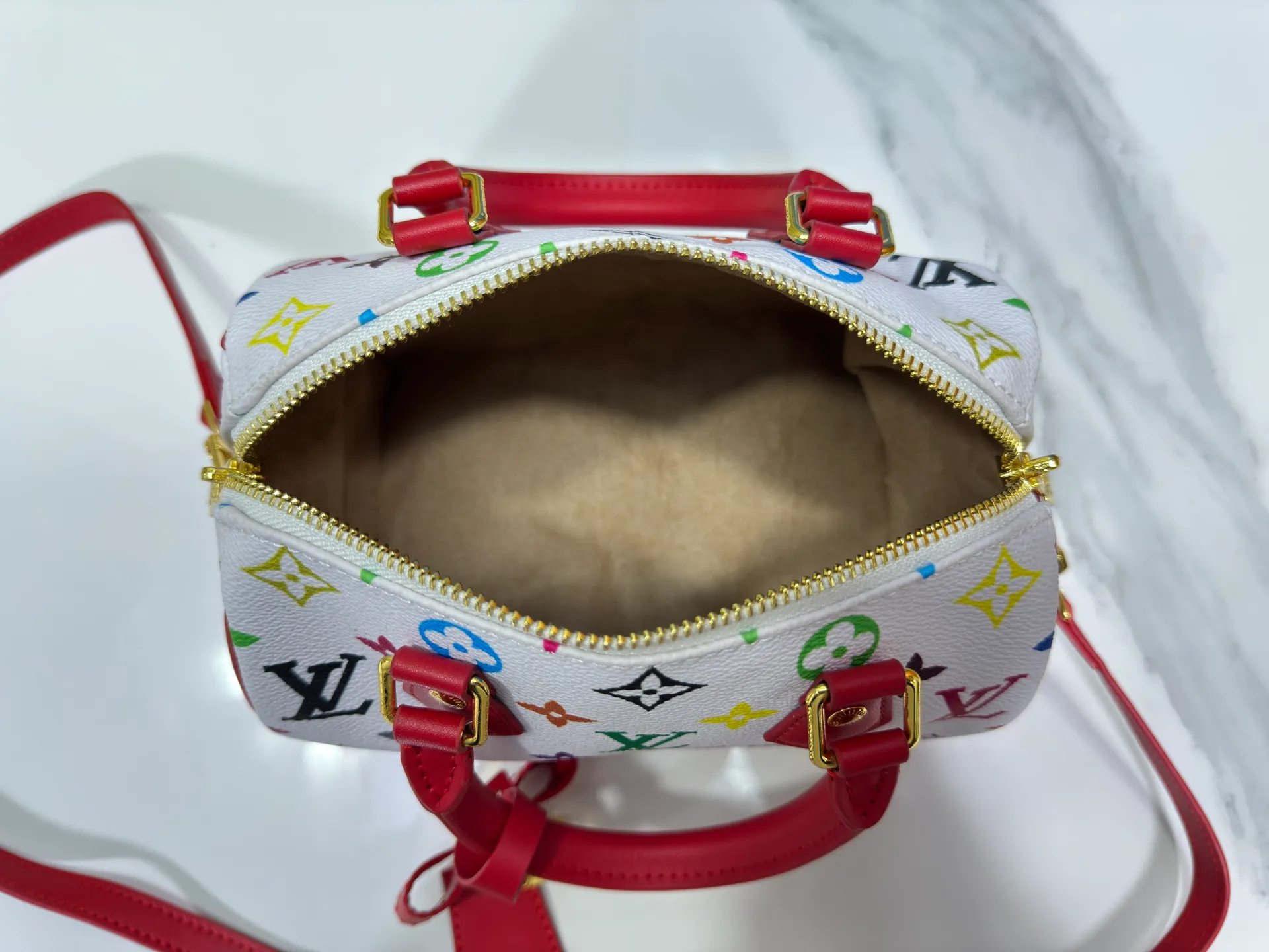 P280 upgraded original M58953 M46234 M46222 Speedy Bandoulière 20 handbag is made of soft coated canvas, and the full-length Monogram pattern is traced in colorful rainbow tones, highlighting the smart style of the Louis Vuitton x Murakami reissue series. The Toron handle and detachable shoulder strap are constructed of cow leather, the metal corners recall classic luggage elements, and the bow-shaped key bag and padlock add brand touches. Dimensions: 20.5 x 13.5 x 12.0 cm (length x height x width)