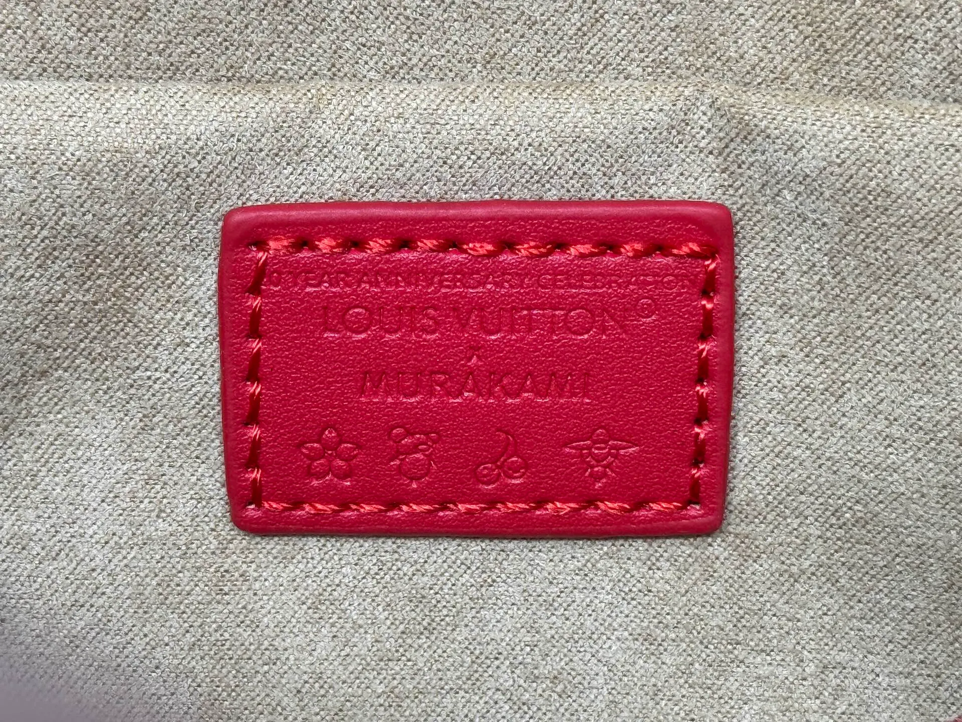 P280 upgraded original M58953 M46234 M46222 Speedy Bandoulière 20 handbag is made of soft coated canvas, and the full-length Monogram pattern is traced in colorful rainbow tones, highlighting the smart style of the Louis Vuitton x Murakami reissue series. The Toron handle and detachable shoulder strap are constructed of cow leather, the metal corners recall classic luggage elements, and the bow-shaped key bag and padlock add brand touches. Dimensions: 20.5 x 13.5 x 12.0 cm (length x height x width)