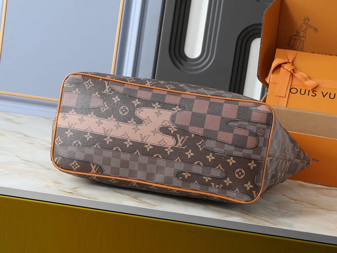 💰280💰Upgraded from the original M26174. This Nevereverfull handbag is made of multiple classic canvases to create a spacious configuration. The Monogram canvas body is integrated with Damier and Monogram Reverse embroidery patches, presenting a striking and unique mosaic effect. LV Dynasty decoration adds a touch of brilliance, and the removable inner bag can be easily removed for separate use. Dimensions: 60.0 x 38.0 x 23.0 cm (length x height x width)