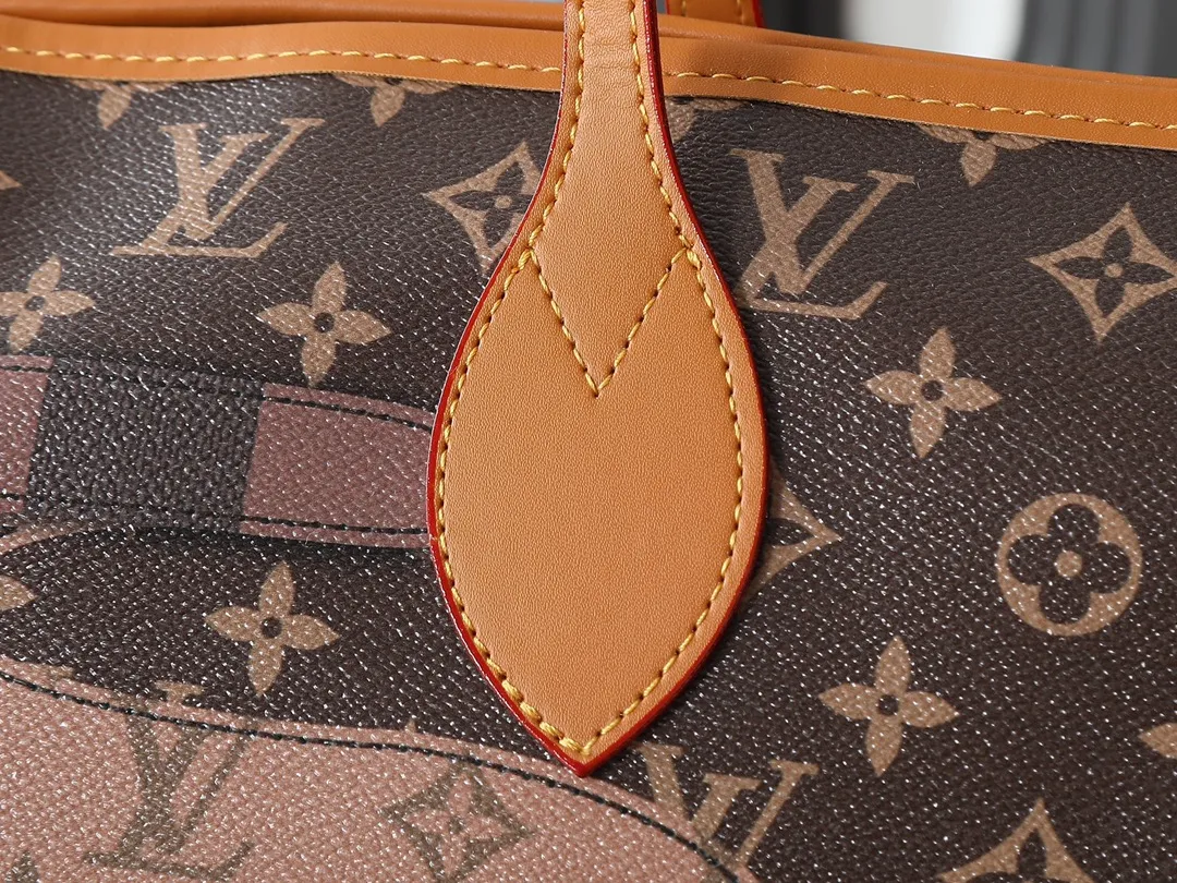 💰280💰Upgraded from the original M26174. This Nevereverfull handbag is made of multiple classic canvases to create a spacious configuration. The Monogram canvas body is integrated with Damier and Monogram Reverse embroidery patches, presenting a striking and unique mosaic effect. LV Dynasty decoration adds a touch of brilliance, and the removable inner bag can be easily removed for separate use. Dimensions: 60.0 x 38.0 x 23.0 cm (length x height x width)