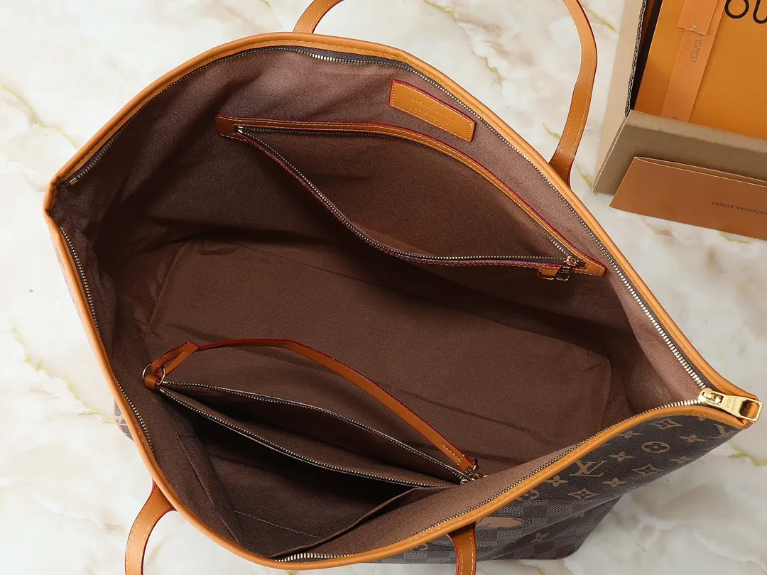 💰280💰Upgraded from the original M26174. This Nevereverfull handbag is made of multiple classic canvases to create a spacious configuration. The Monogram canvas body is integrated with Damier and Monogram Reverse embroidery patches, presenting a striking and unique mosaic effect. LV Dynasty decoration adds a touch of brilliance, and the removable inner bag can be easily removed for separate use. Dimensions: 60.0 x 38.0 x 23.0 cm (length x height x width)