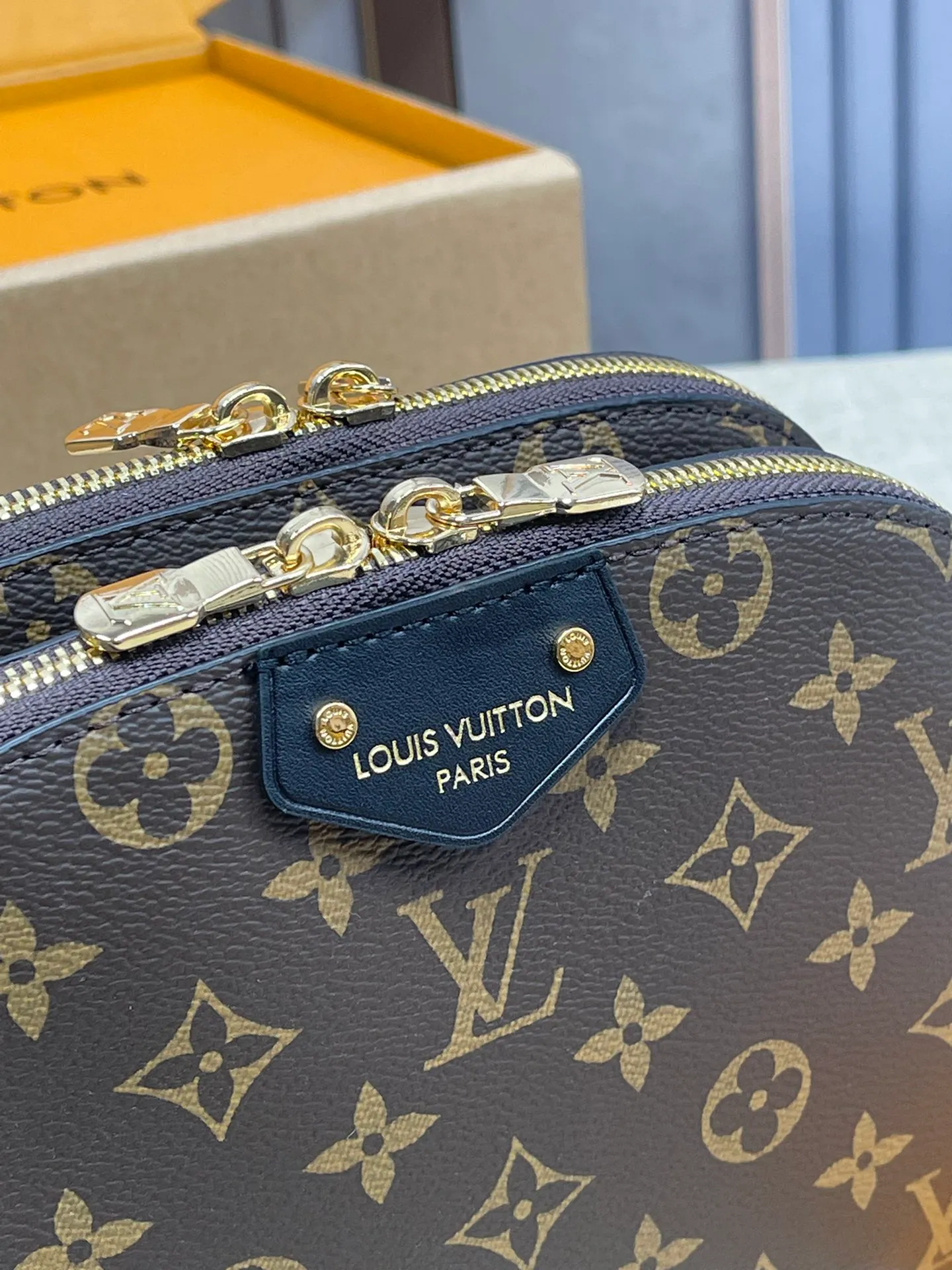 [Upgraded version] P500¥ counter new model. Double-layer shell bag, high quality, gift box packaging [Exclusive real shot model M12996] Be Alma handbag combines the brand's iconic Alma handbag and cosmetic bag design, playing with urban travel style in the 2025 Cruise early spring series. The compact silhouette comes with a braided chain and can be carried as a clutch or worn cross-body with the long strap. 15 x 7 x 27 cm (height x width x length)