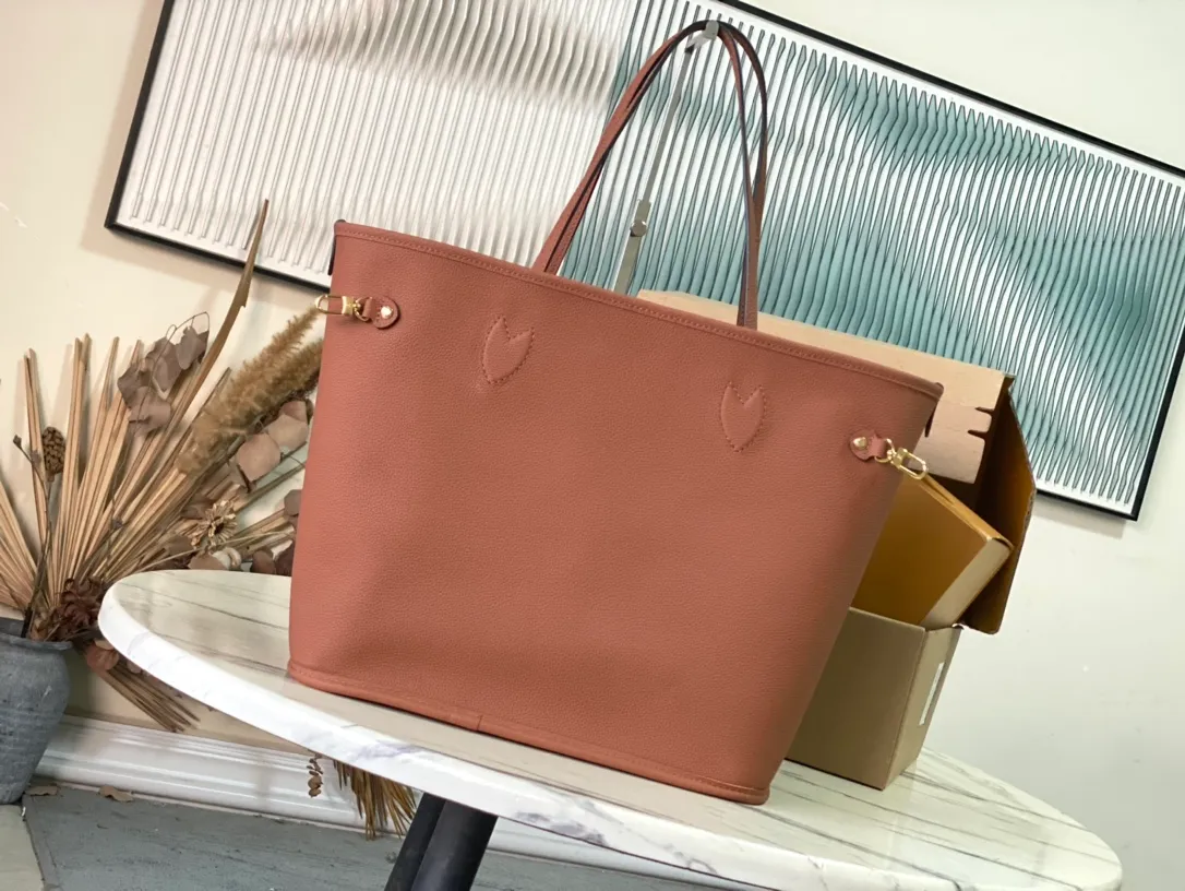 💰900 (top-grain leather) Top-quality original M12061 Neverfull Inside Out medium-sized handbag uses Monogram canvas and grained leather to interpret a new double-sided design. Its detachable pocket can easily be transformed into an outer bag or a compact shoulder bag. Dimensions: 31 × 28 × 14 cm