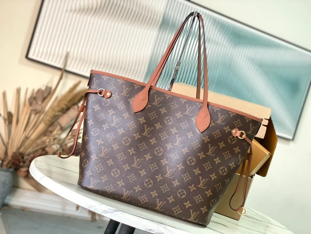 💰900 (top-grain leather) Top-quality original M12061 Neverfull Inside Out medium-sized handbag uses Monogram canvas and grained leather to interpret a new double-sided design. Its detachable pocket can easily be transformed into an outer bag or a compact shoulder bag. Dimensions: 31 × 28 × 14 cm