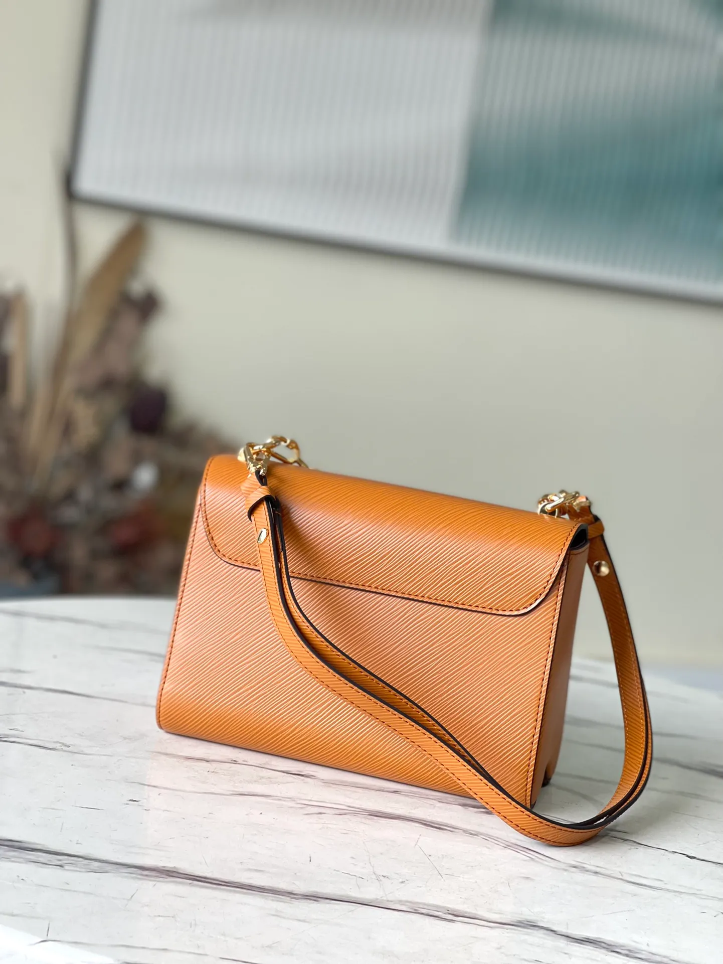 💰1160 (top layer leather) Top quality original M20846 Fuso Gold This Twist medium handbag is made of grained Epi leather and continues the iconic design with LV Twist twist lock. The chain and enamel decoration are inspired by the classic padlock, slowly revealing a feminine atmosphere. The removable and adjustable shoulder strap allows for easy shoulder or cross-body wear. Dimensions: 23 x 17 x 9.5 cm