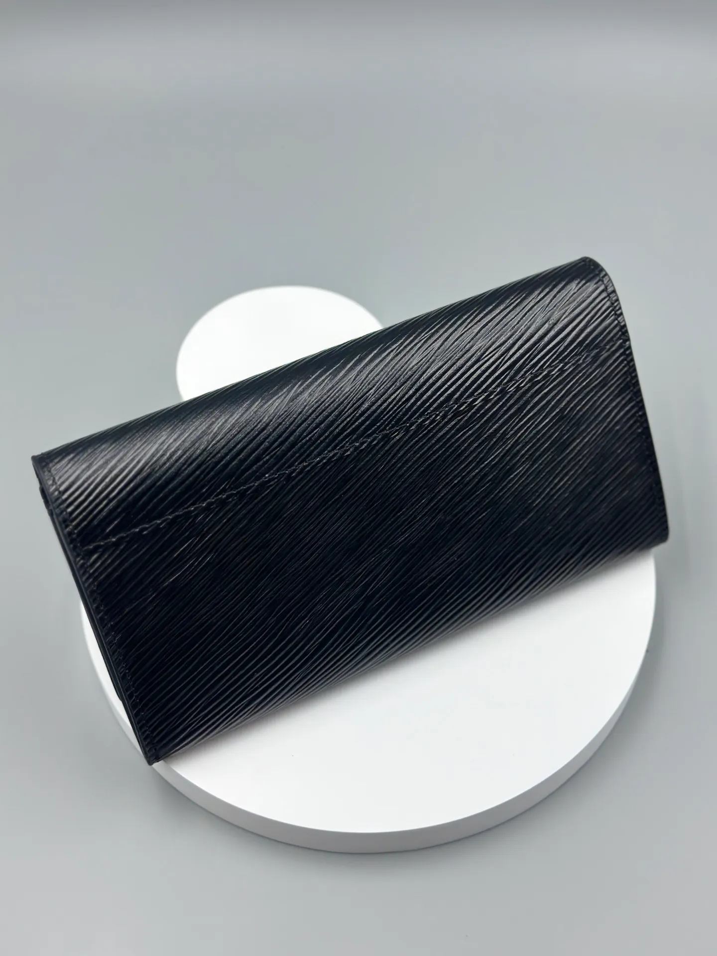 P160 M61179 is made of Epi leather, which combines smart and practical design with a high sense of fashion to create a unique style. The LV Twist wallet adopts a twist lock design, turning the L into a V by crossing your fingers. The multiple pocket design makes this wallet both playful and practical. Dimensions: 19.0x 10.5x 2.5 cm,