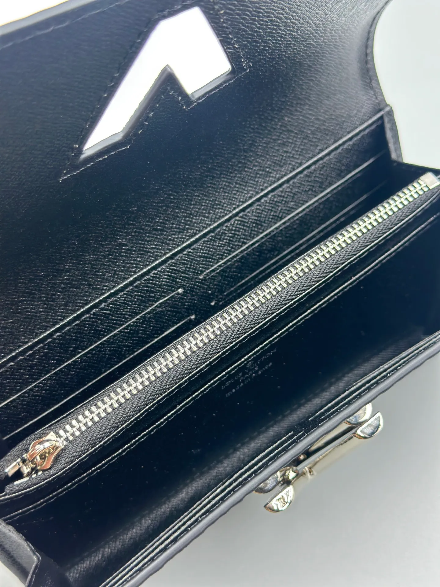 P160 M61179 is made of Epi leather, which combines smart and practical design with a high sense of fashion to create a unique style. The LV Twist wallet adopts a twist lock design, turning the L into a V by crossing your fingers. The multiple pocket design makes this wallet both playful and practical. Dimensions: 19.0x 10.5x 2.5 cm,