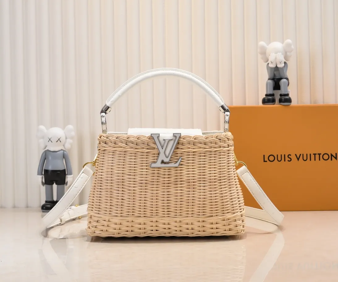 The upgraded version of P680 M11618 ostrich pattern Capucines BB handbag has a unique rattan weaving structure, paying tribute to the Louis Vuitton picnic box design that came out in 1892. The cow leather shapes the top handle and flap, the LV letters reveal a metallic texture, and the detachable and adjustable leather shoulder strap makes it easy to carry on the shoulder. The gift box packaging provided with this product may be reasonably adjusted depending on the stock situation, and may be different from the packaging style displayed on this product page. Please refer to the actual gift box packaging style received for details. Size:27×17.3×9cm
