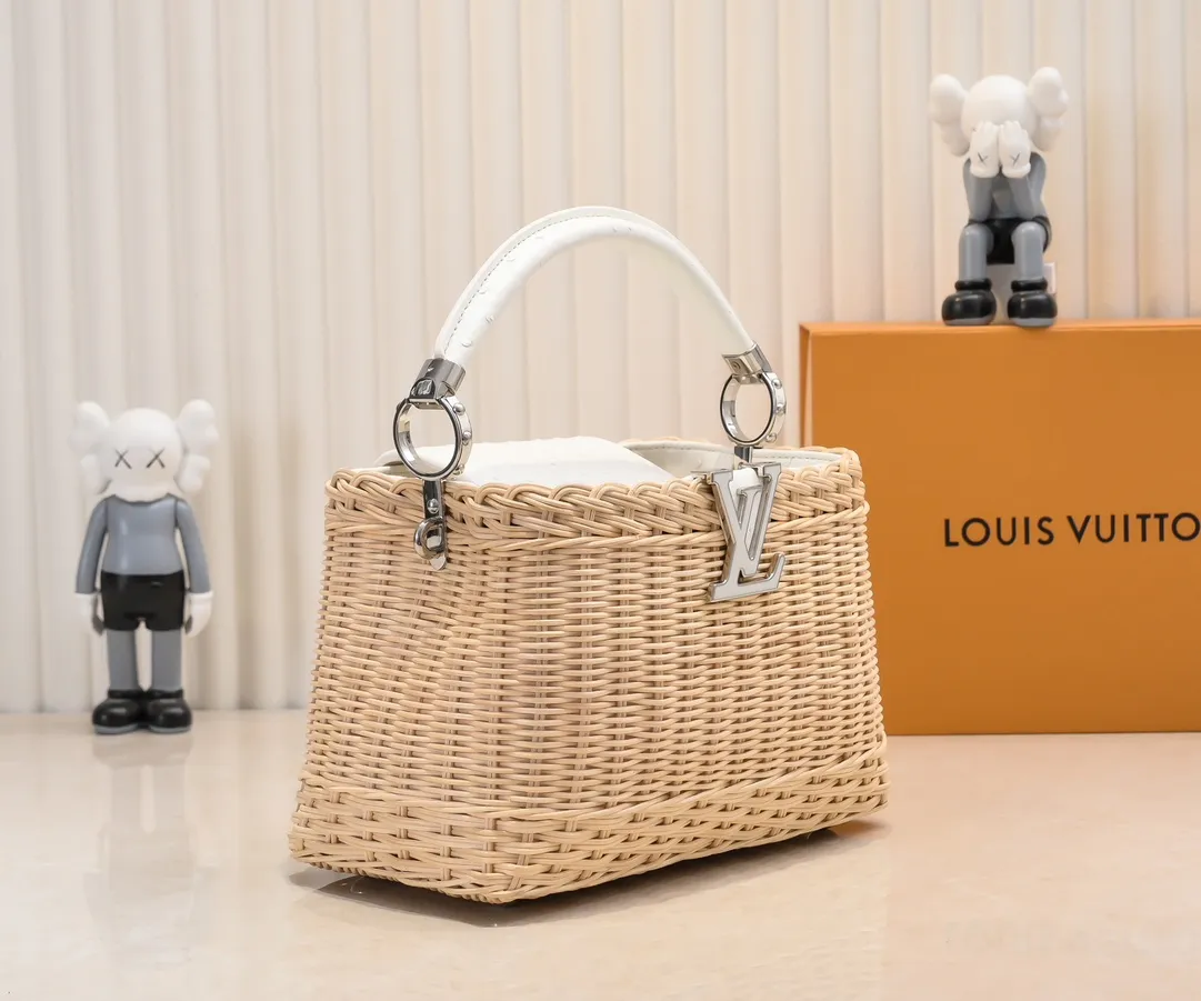 The upgraded version of P680 M11618 ostrich pattern Capucines BB handbag has a unique rattan weaving structure, paying tribute to the Louis Vuitton picnic box design that came out in 1892. The cow leather shapes the top handle and flap, the LV letters reveal a metallic texture, and the detachable and adjustable leather shoulder strap makes it easy to carry on the shoulder. The gift box packaging provided with this product may be reasonably adjusted depending on the stock situation, and may be different from the packaging style displayed on this product page. Please refer to the actual gift box packaging style received for details. Size:27×17.3×9cm