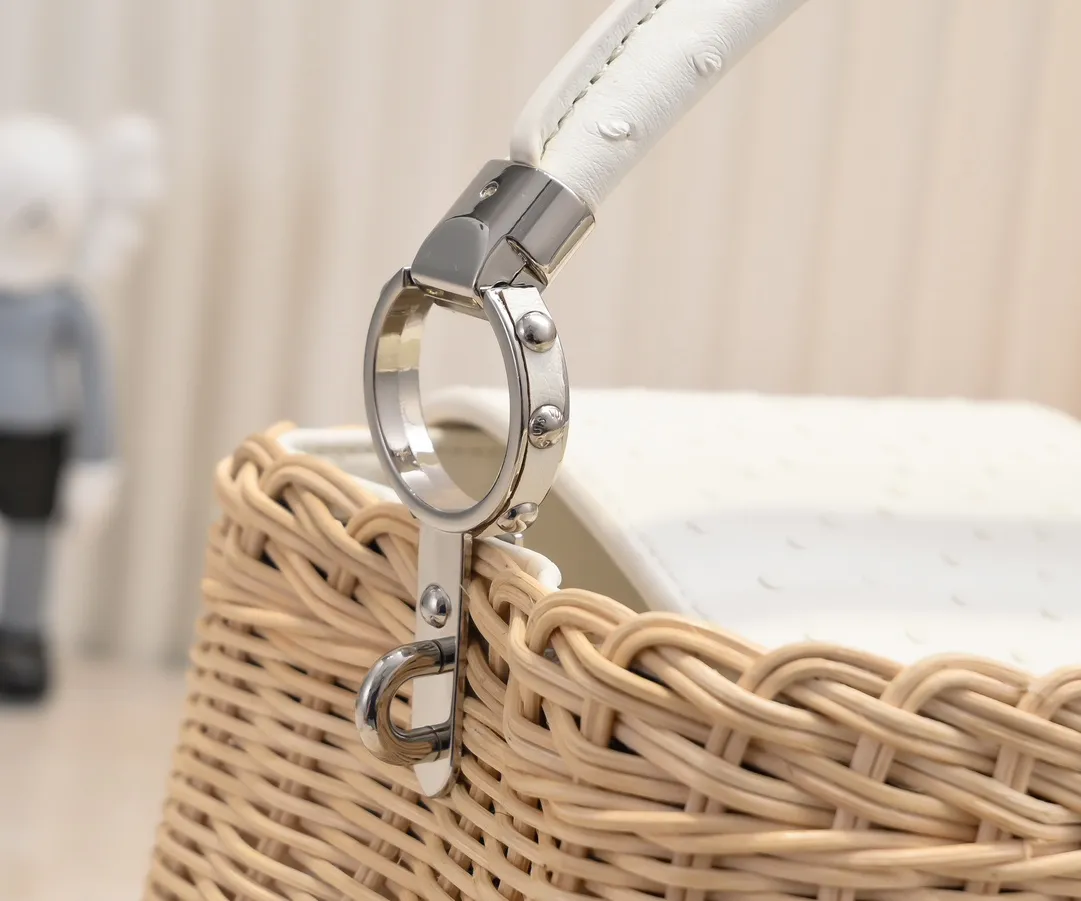 The upgraded version of P680 M11618 ostrich pattern Capucines BB handbag has a unique rattan weaving structure, paying tribute to the Louis Vuitton picnic box design that came out in 1892. The cow leather shapes the top handle and flap, the LV letters reveal a metallic texture, and the detachable and adjustable leather shoulder strap makes it easy to carry on the shoulder. The gift box packaging provided with this product may be reasonably adjusted depending on the stock situation, and may be different from the packaging style displayed on this product page. Please refer to the actual gift box packaging style received for details. Size:27×17.3×9cm