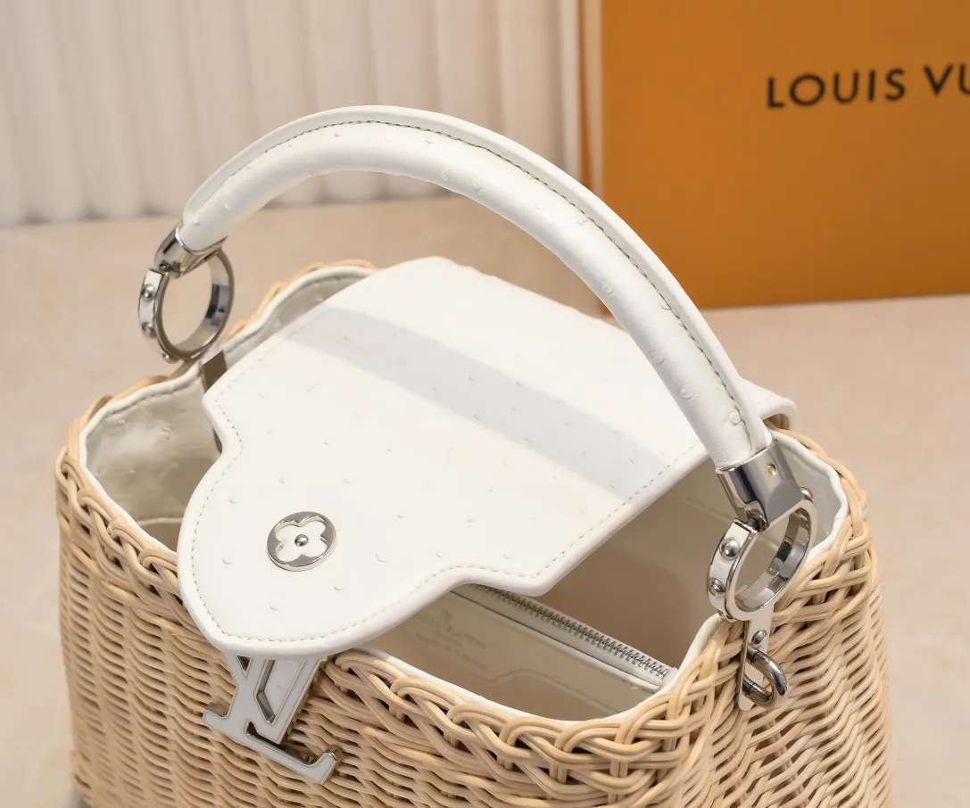 The upgraded version of P680 M11618 ostrich pattern Capucines BB handbag has a unique rattan weaving structure, paying tribute to the Louis Vuitton picnic box design that came out in 1892. The cow leather shapes the top handle and flap, the LV letters reveal a metallic texture, and the detachable and adjustable leather shoulder strap makes it easy to carry on the shoulder. The gift box packaging provided with this product may be reasonably adjusted depending on the stock situation, and may be different from the packaging style displayed on this product page. Please refer to the actual gift box packaging style received for details. Size:27×17.3×9cm