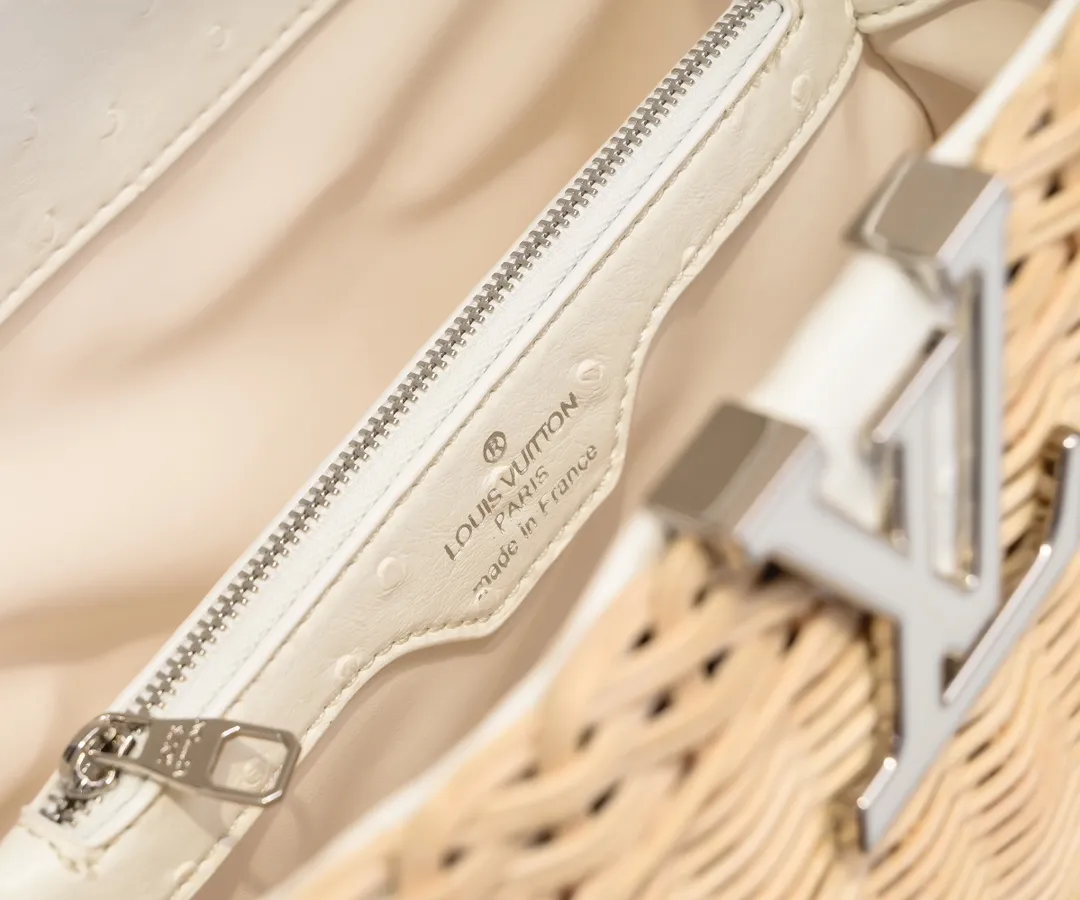 The upgraded version of P680 M11618 ostrich pattern Capucines BB handbag has a unique rattan weaving structure, paying tribute to the Louis Vuitton picnic box design that came out in 1892. The cow leather shapes the top handle and flap, the LV letters reveal a metallic texture, and the detachable and adjustable leather shoulder strap makes it easy to carry on the shoulder. The gift box packaging provided with this product may be reasonably adjusted depending on the stock situation, and may be different from the packaging style displayed on this product page. Please refer to the actual gift box packaging style received for details. Size:27×17.3×9cm