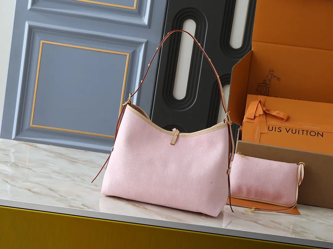 💰300💰Upgraded from the original M13289 M46197 M46203. This CarryAll medium handbag features the Monogram Denim pattern, which was born in 2005, on the cotton surface, and then uses Louis Vuitton's exquisite bleaching process to create a washed effect. Contrasting leather and removable name tags accentuate the sleek silhouette, and the zippered interior pocket can securely store valuables, making it a modern choice for traveling in the city. Dimensions: 39.0 x 30.0 x 15.0 cm (length x height x width)