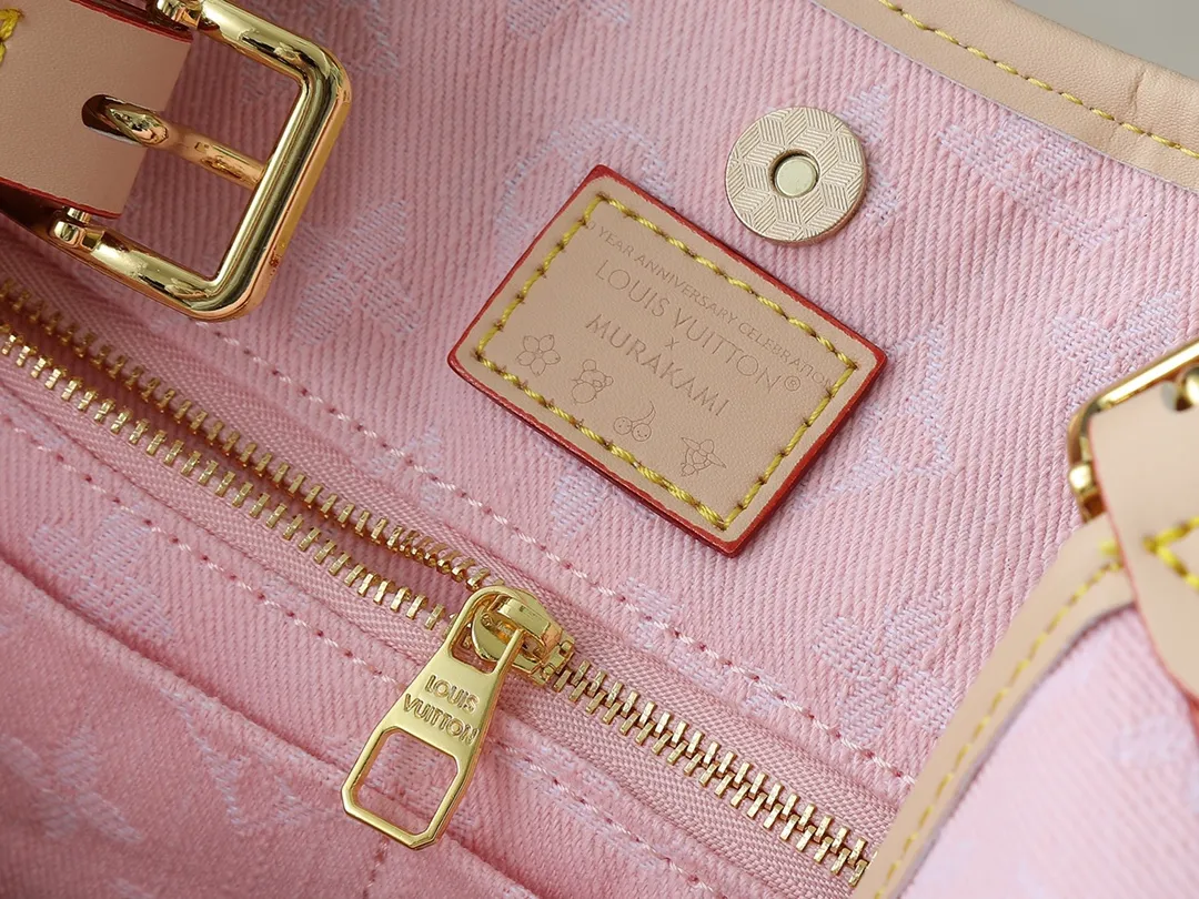💰300💰Upgraded from the original M13289 M46197 M46203. This CarryAll medium handbag features the Monogram Denim pattern, which was born in 2005, on the cotton surface, and then uses Louis Vuitton's exquisite bleaching process to create a washed effect. Contrasting leather and removable name tags accentuate the sleek silhouette, and the zippered interior pocket can securely store valuables, making it a modern choice for traveling in the city. Dimensions: 39.0 x 30.0 x 15.0 cm (length x height x width)
