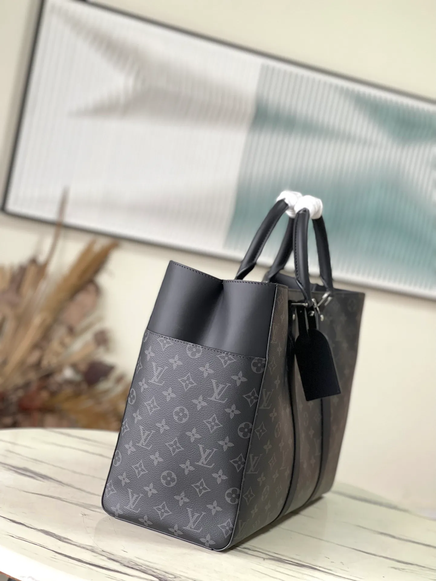 💰1100 Top Original Order M46451 Black Flower This Sac Plat24H handbag is made of Monogram embossed Taurillon leather, and easy-to-access external patch pockets are added to the fabric on both sides to achieve a fully functional configuration. In addition to the top handle, there is also a long handle that can be retracted inside to provide a comfortable carrying experience. Dimensions: 44 × 33 × 18 cm
