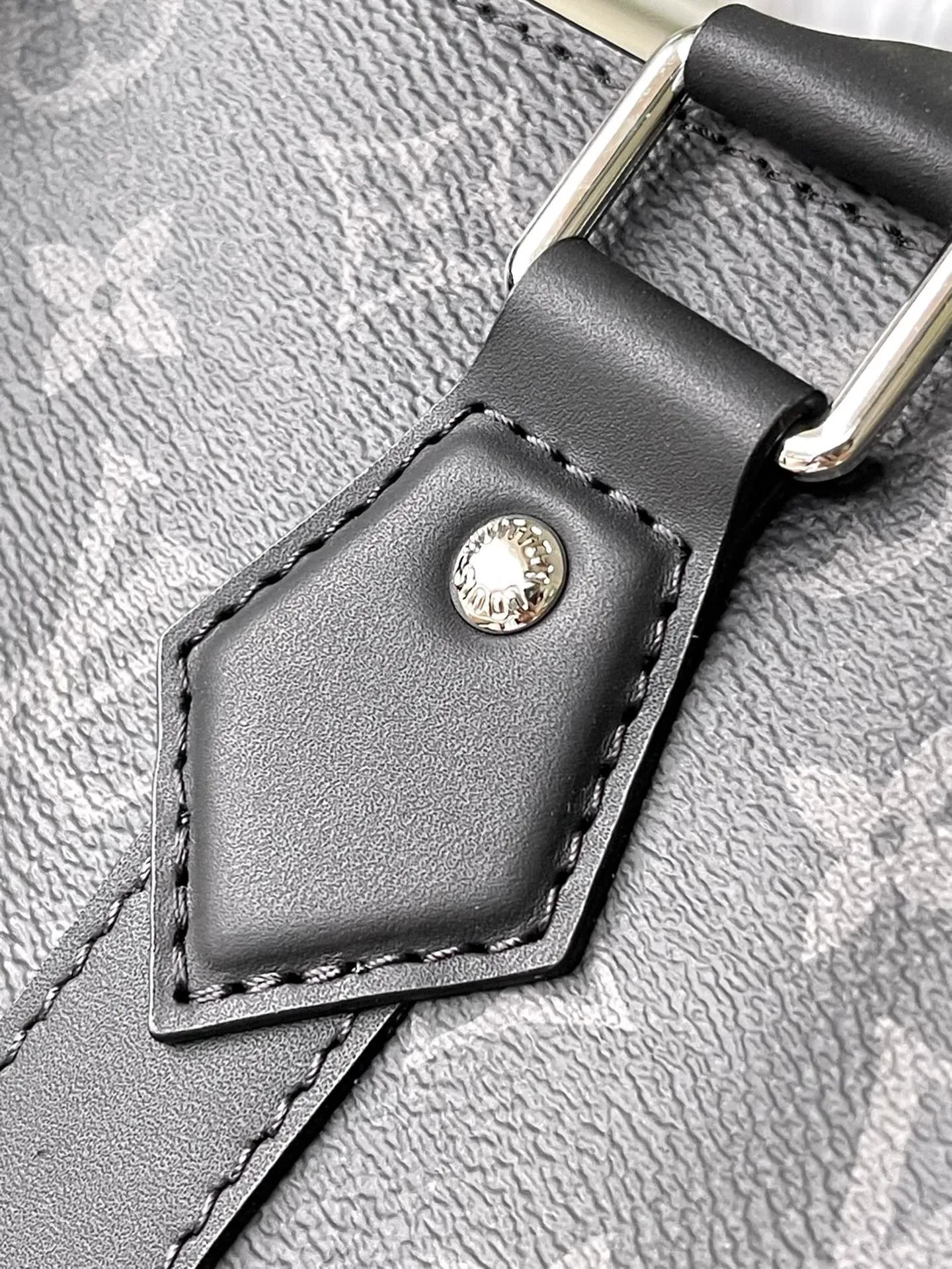💰1100 Top Original Order M46451 Black Flower This Sac Plat24H handbag is made of Monogram embossed Taurillon leather, and easy-to-access external patch pockets are added to the fabric on both sides to achieve a fully functional configuration. In addition to the top handle, there is also a long handle that can be retracted inside to provide a comfortable carrying experience. Dimensions: 44 × 33 × 18 cm