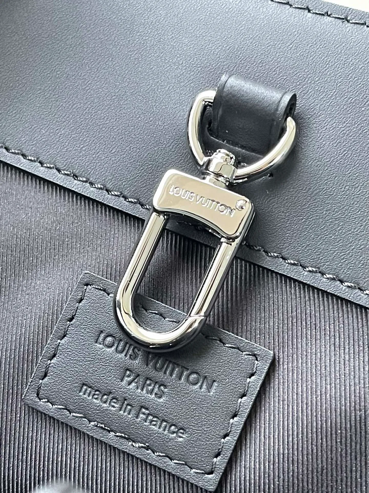 💰1100 Top Original Order M46451 Black Flower This Sac Plat24H handbag is made of Monogram embossed Taurillon leather, and easy-to-access external patch pockets are added to the fabric on both sides to achieve a fully functional configuration. In addition to the top handle, there is also a long handle that can be retracted inside to provide a comfortable carrying experience. Dimensions: 44 × 33 × 18 cm