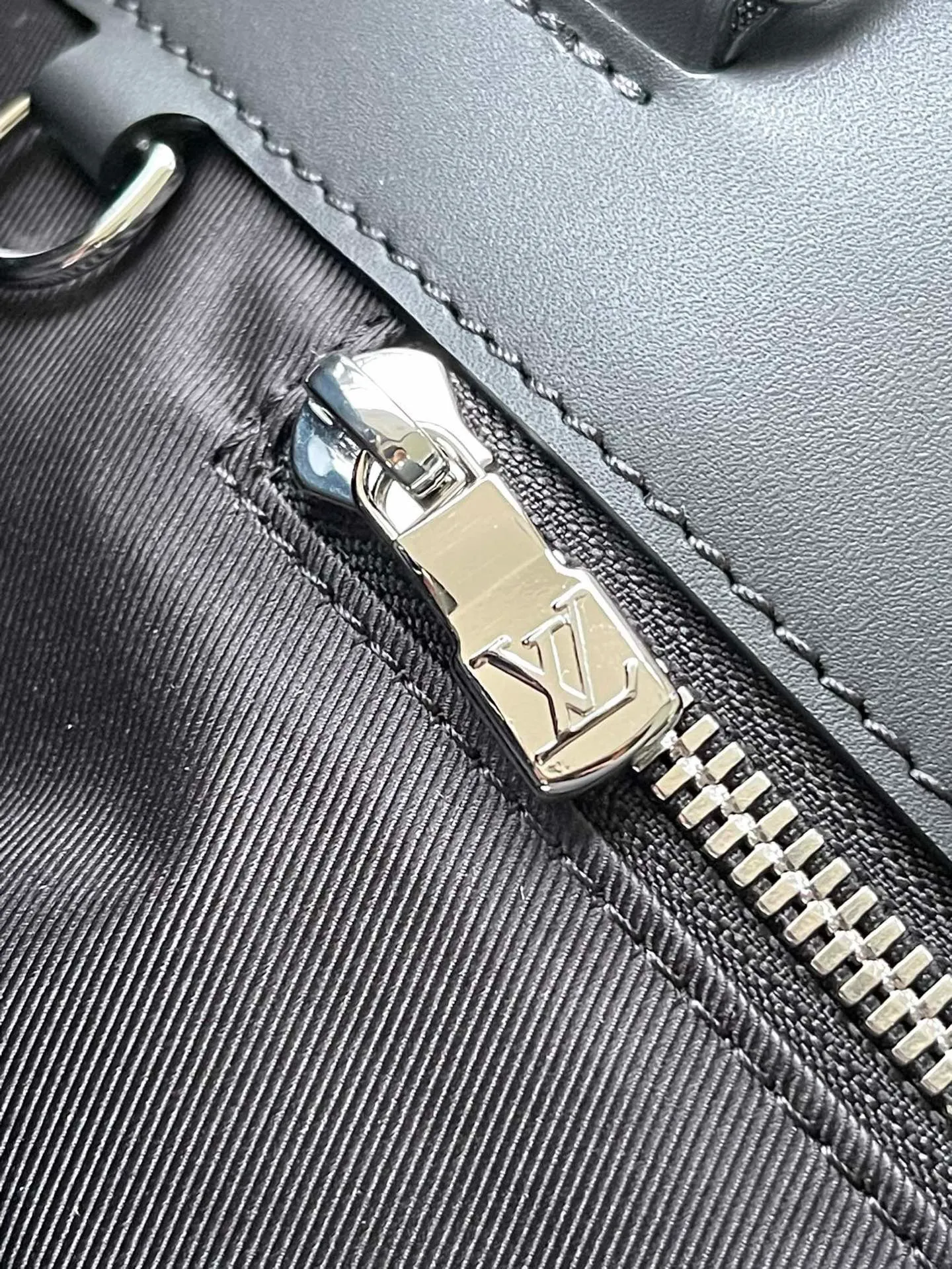 💰1100 Top Original Order M46451 Black Flower This Sac Plat24H handbag is made of Monogram embossed Taurillon leather, and easy-to-access external patch pockets are added to the fabric on both sides to achieve a fully functional configuration. In addition to the top handle, there is also a long handle that can be retracted inside to provide a comfortable carrying experience. Dimensions: 44 × 33 × 18 cm