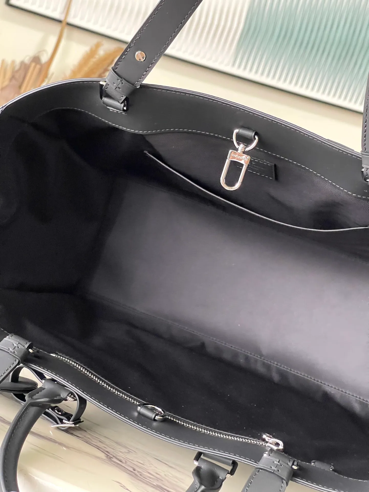 💰1100 Top Original Order M46451 Black Flower This Sac Plat24H handbag is made of Monogram embossed Taurillon leather, and easy-to-access external patch pockets are added to the fabric on both sides to achieve a fully functional configuration. In addition to the top handle, there is also a long handle that can be retracted inside to provide a comfortable carrying experience. Dimensions: 44 × 33 × 18 cm