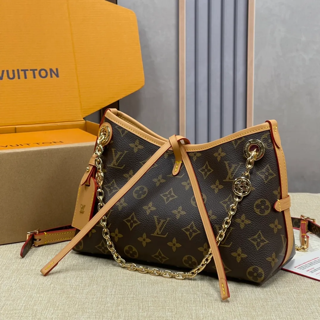 [Upgraded version] P520¥ New counter model·Upgraded version·High quality·With gift box🎁Packaging😘Model M13014 This CarryAll BB handbag is made of Monogram canvas and decorated with Monogram flowers on the dazzling chain, lighting up day and night occasions with a trendy look. A leather name tag complements the lace-up closure, and an interior zippered pocket provides easy access to your credit cards. 17 x 10 x 26 cm (height x width x length)