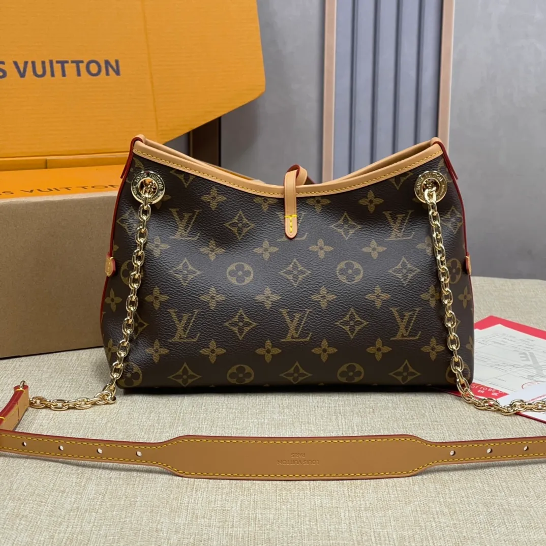[Upgraded version] P520¥ New counter model·Upgraded version·High quality·With gift box🎁Packaging😘Model M13014 This CarryAll BB handbag is made of Monogram canvas and decorated with Monogram flowers on the dazzling chain, lighting up day and night occasions with a trendy look. A leather name tag complements the lace-up closure, and an interior zippered pocket provides easy access to your credit cards. 17 x 10 x 26 cm (height x width x length)
