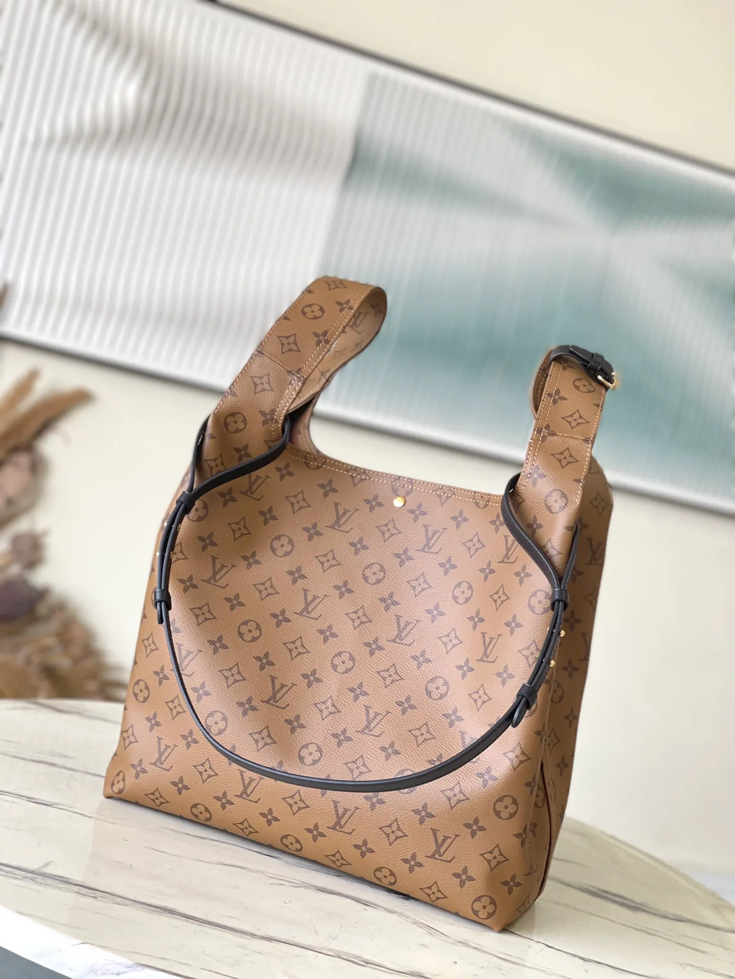 💰1000 Top Original Order M46817 Yellow Flower Large This Atlantis large handbag is made of Monogram canvas. It captures the attention with its novel shopping bag shape, and uses the letter name plate to highlight the brand identity. The zippered interior pocket organizes your daily needs, and the detachable and adjustable shoulder strap allows for cross-body wear. Dimensions: 34 × 34 × 13.5 cm