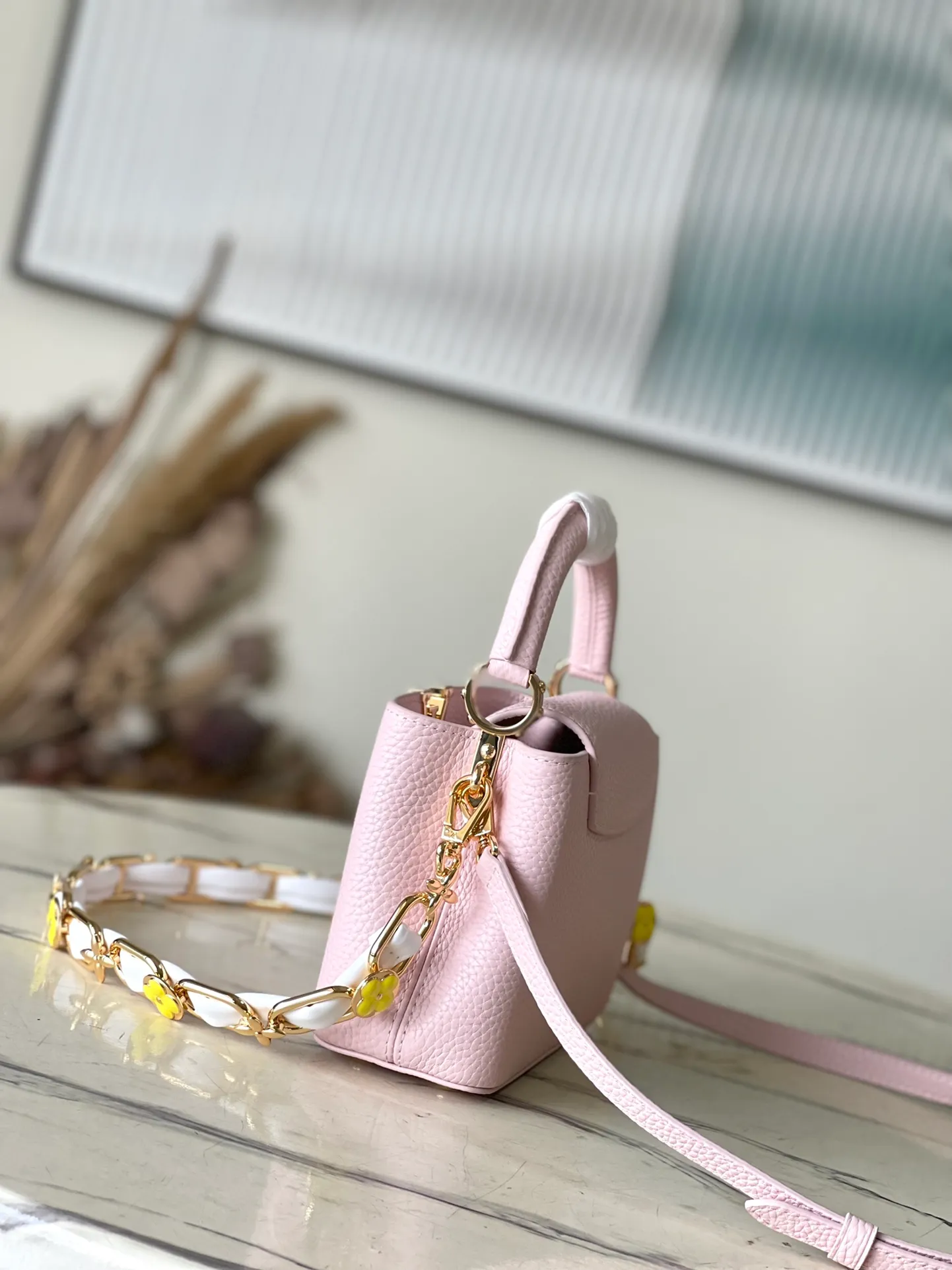 💰2200 (Special grade original leather) M23199 pink mini This elegant Capucines mini handbag combination is matched with a variety of materials and textures, made of aurilon leather, and equipped with a beautiful new version of Blossom Chain. Metal links and elegant soft cow leather are woven into a delicate chain, inlaid with Swiss enamel and veneer Monogram flowers. The colorful enamel brand logo highlights the texture of jewelry and makes the handbag even more beautiful. Dimensions: 21 × 14 × 8 cm