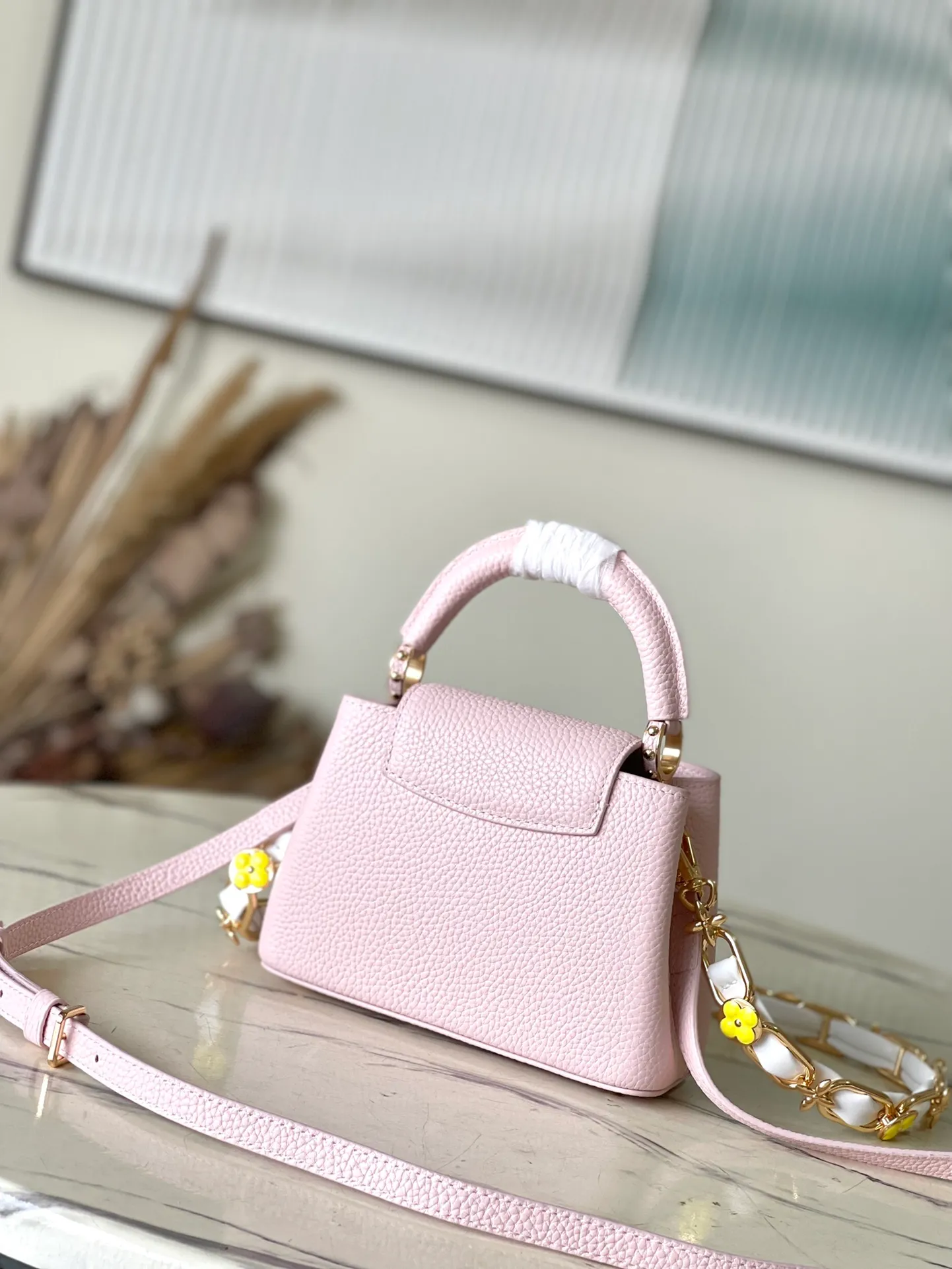💰2200 (Special grade original leather) M23199 pink mini This elegant Capucines mini handbag combination is matched with a variety of materials and textures, made of aurilon leather, and equipped with a beautiful new version of Blossom Chain. Metal links and elegant soft cow leather are woven into a delicate chain, inlaid with Swiss enamel and veneer Monogram flowers. The colorful enamel brand logo highlights the texture of jewelry and makes the handbag even more beautiful. Dimensions: 21 × 14 × 8 cm