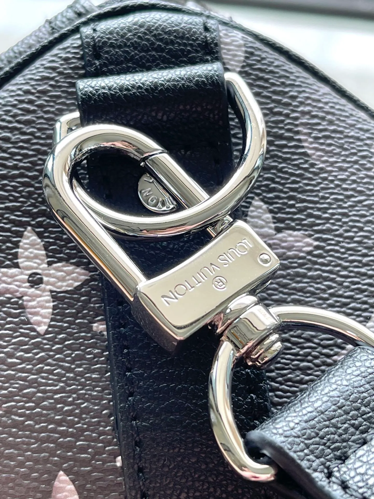 💰1180 Top Original Order M11596 Pharrell Wiliams reinterpreted the Keepall Bandouliere 50 travel bag in the 2024 autumn and winter From Paris to Virginia themed fashion show, using Brushed Monogram cow leather with an old-effect Monogram pattern, and then using a tassel brand to highlight the western style. The perfect size makes it a great choice for weekend trips. Dimensions: 50 × 29 × 23 cm