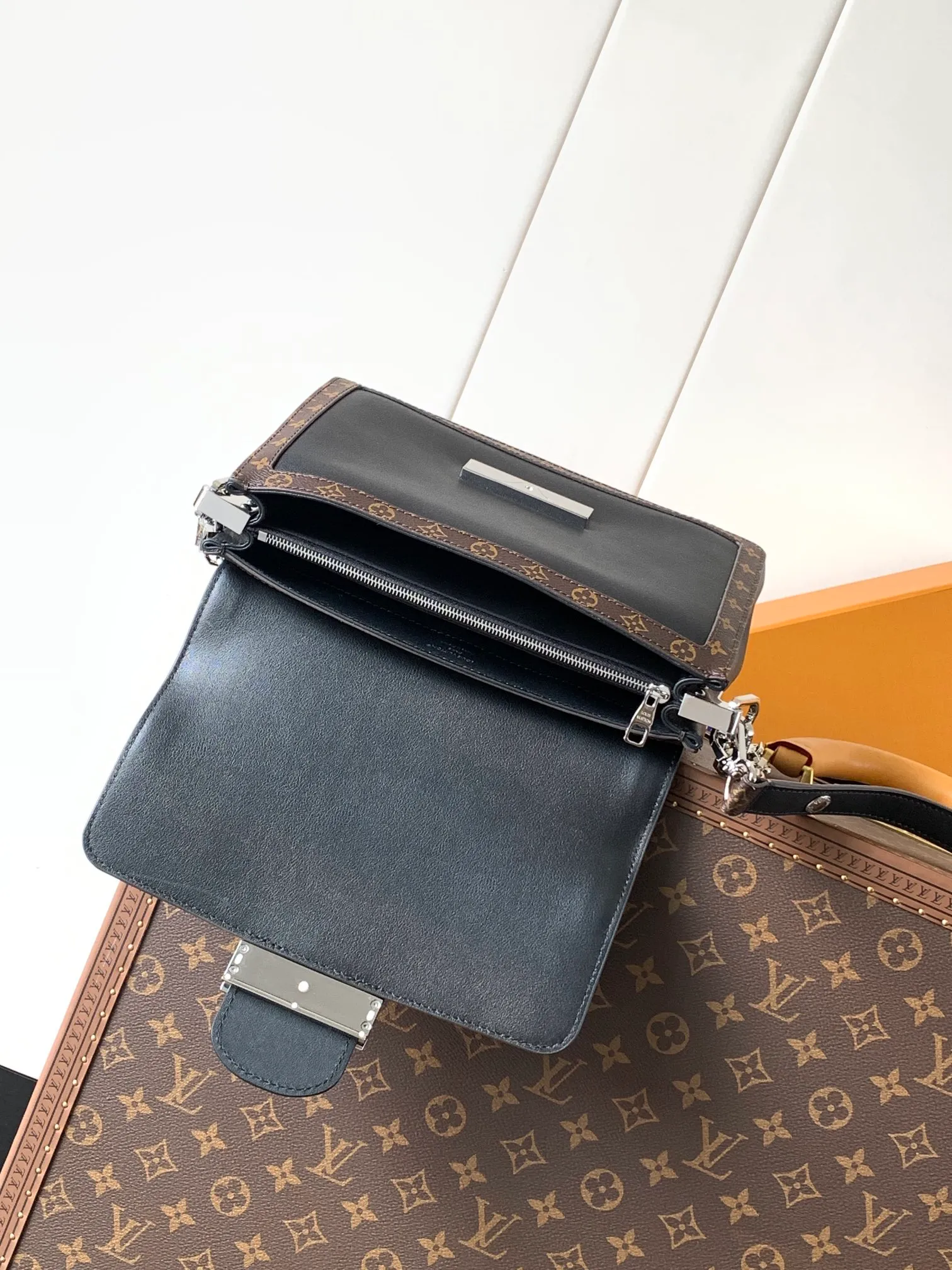 💰1380 Top original order, transcoding chip M13450 This Dauphine Soft medium handbag is made of glossy leather and trimmed with Monogram canvas, making it a trendy choice for both day and night. The LV letters appear on the flap, complementing the detachable chain. Zippered inner pocket provides organized storage for daily needs.  17 x 9 x 24 cm (H x W x L) Lambskin Cow leather and Monogram canvas trim Canvas lining Metal hardware LV magnetic closure Internal zip pocket Holds smartphone, keys, headphones, Rosalie coin purse and lipstick Shoulder strap: removable, adjustable Half-length strap: 29.0 cm Half-length strap adjustable to: 49.0 cm Chain: Detachable Chain half length: 26.0 cm