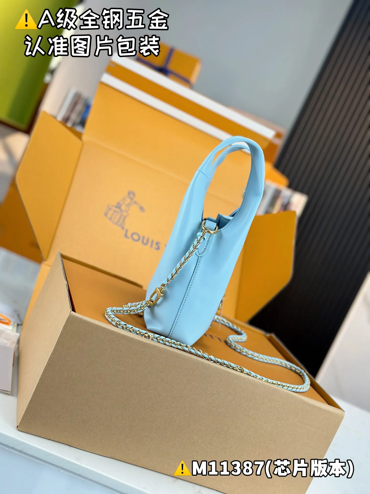 P2240 [Authentic grade] [Special grade MB original leather] ATLANTIS BB handbag Model: M11387 Material: A+ grade all-steel hardware, imported original leather Packing: Full set of special grade duty-free MB packaging Dimensions: 17 x 17 x 7 cm