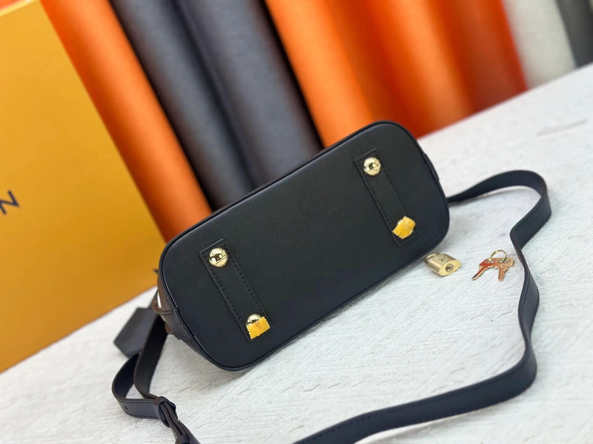 P360 M83048 M53152 This Nano Alma handbag is a pocket-sized version of Louis Vuitton's classic Alma handbag. It is made of soft lambskin with a Malletage quilting pattern, recalling the diamond inner panel of the brand's traditional hard luggage. The elegant handle, dazzling chain and detachable and adjustable leather shoulder strap enable a variety of carrying styles. Dimensions: 23.5x17.5x11.5cm