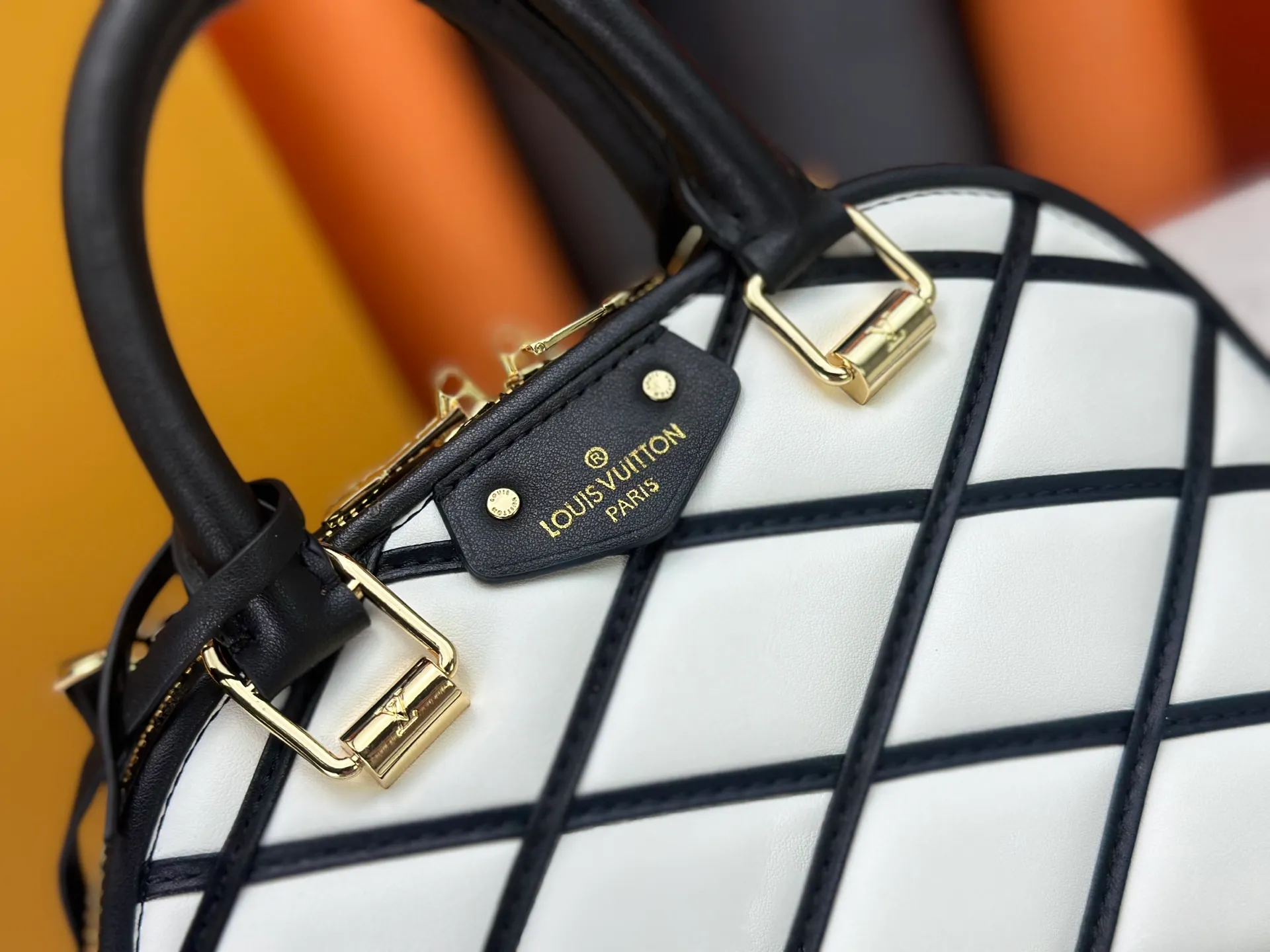 P360 M83048 M53152 This Nano Alma handbag is a pocket-sized version of Louis Vuitton's classic Alma handbag. It is made of soft lambskin with a Malletage quilting pattern, recalling the diamond inner panel of the brand's traditional hard luggage. The elegant handle, dazzling chain and detachable and adjustable leather shoulder strap enable a variety of carrying styles. Dimensions: 23.5x17.5x11.5cm