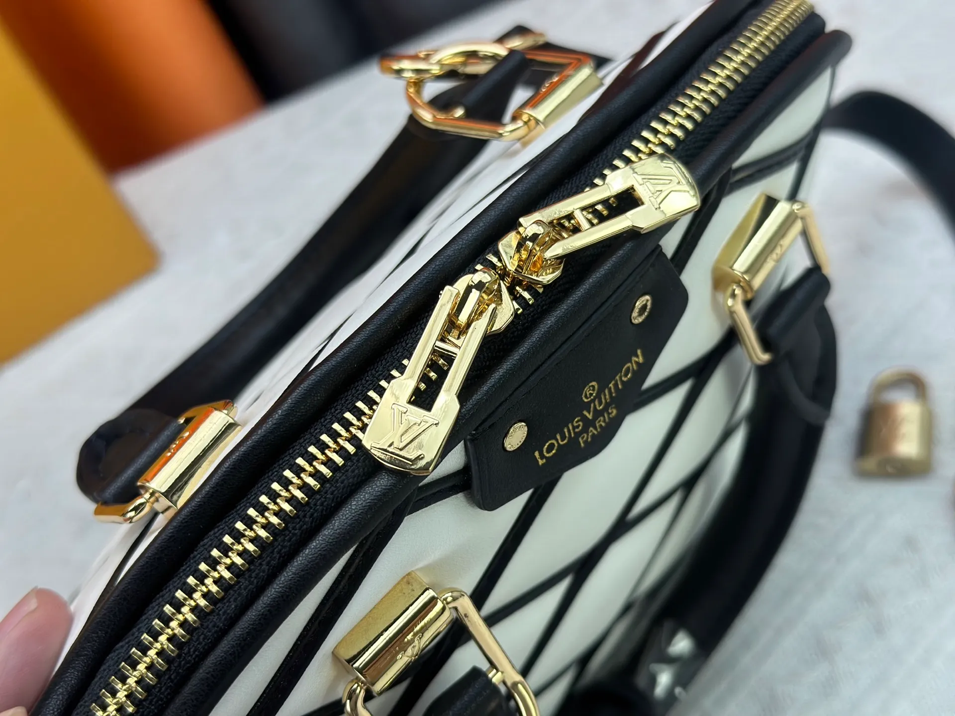 P360 M83048 M53152 This Nano Alma handbag is a pocket-sized version of Louis Vuitton's classic Alma handbag. It is made of soft lambskin with a Malletage quilting pattern, recalling the diamond inner panel of the brand's traditional hard luggage. The elegant handle, dazzling chain and detachable and adjustable leather shoulder strap enable a variety of carrying styles. Dimensions: 23.5x17.5x11.5cm
